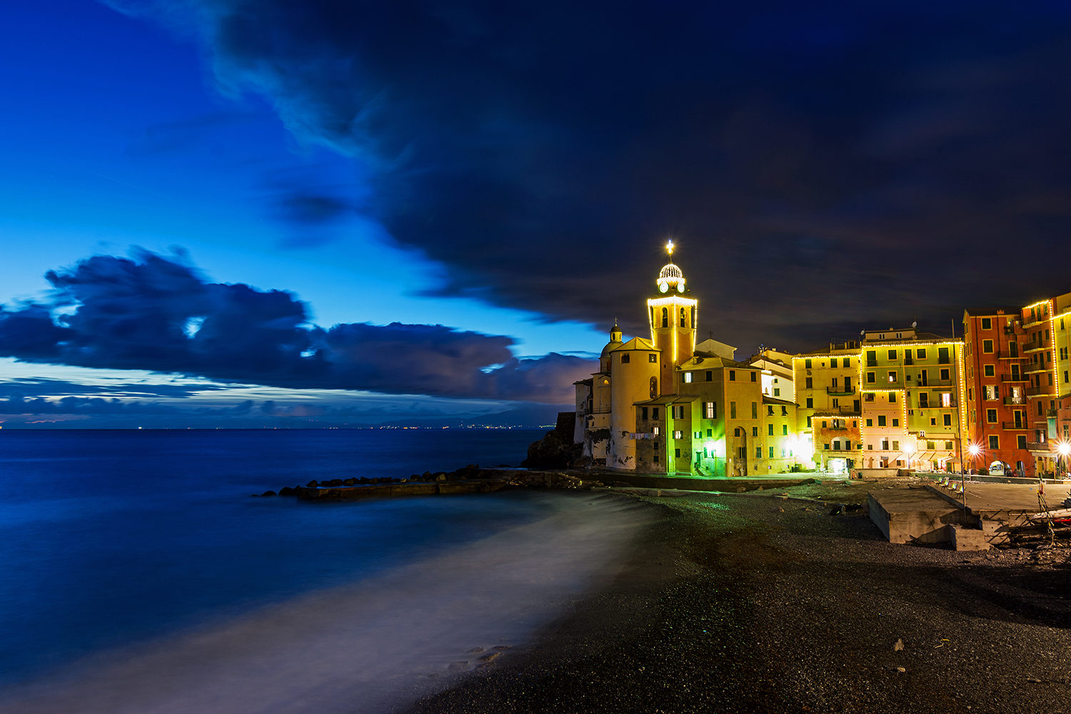 Cala la sera a Camogli