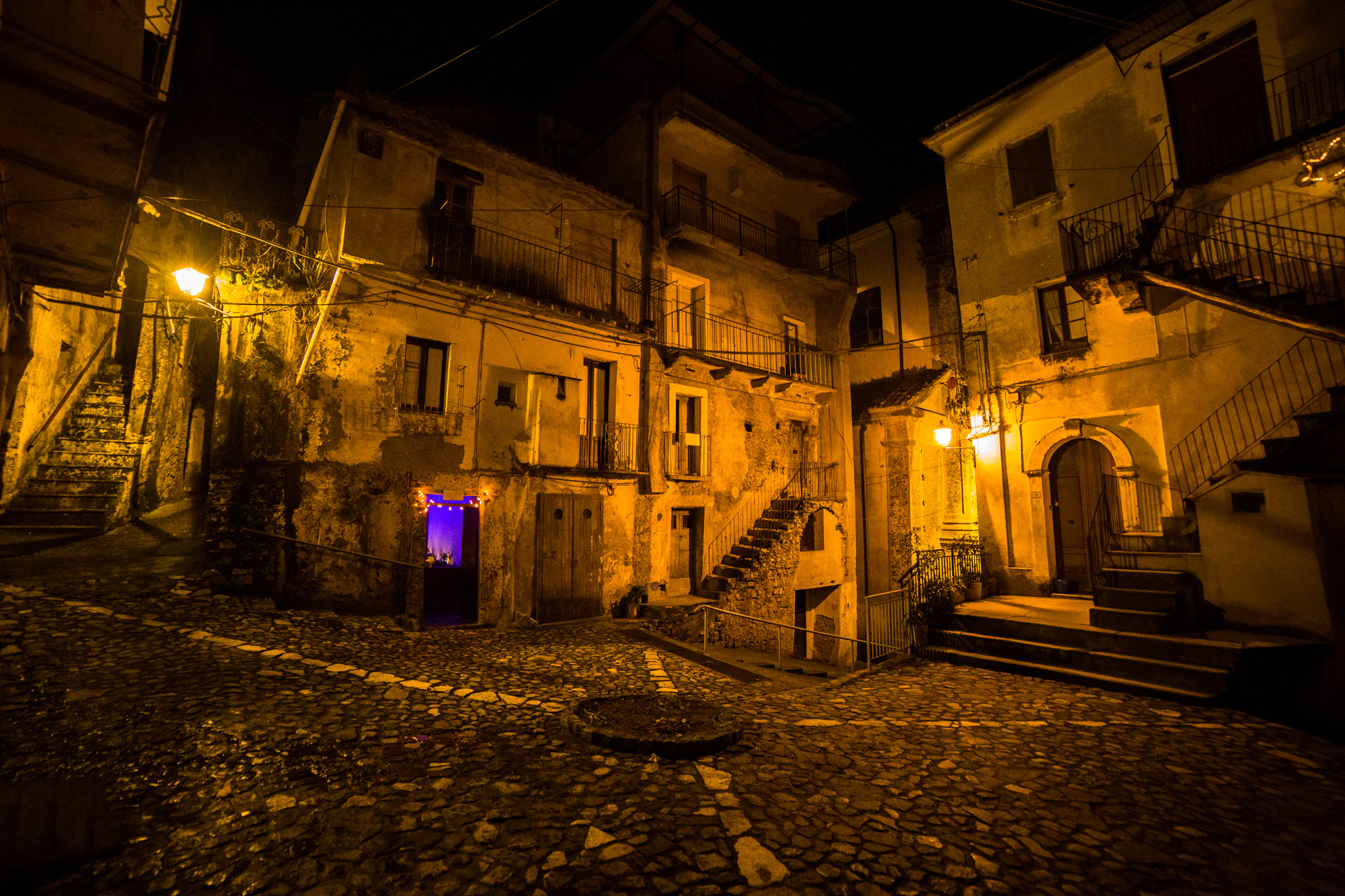 nella piazza del paese vecchio