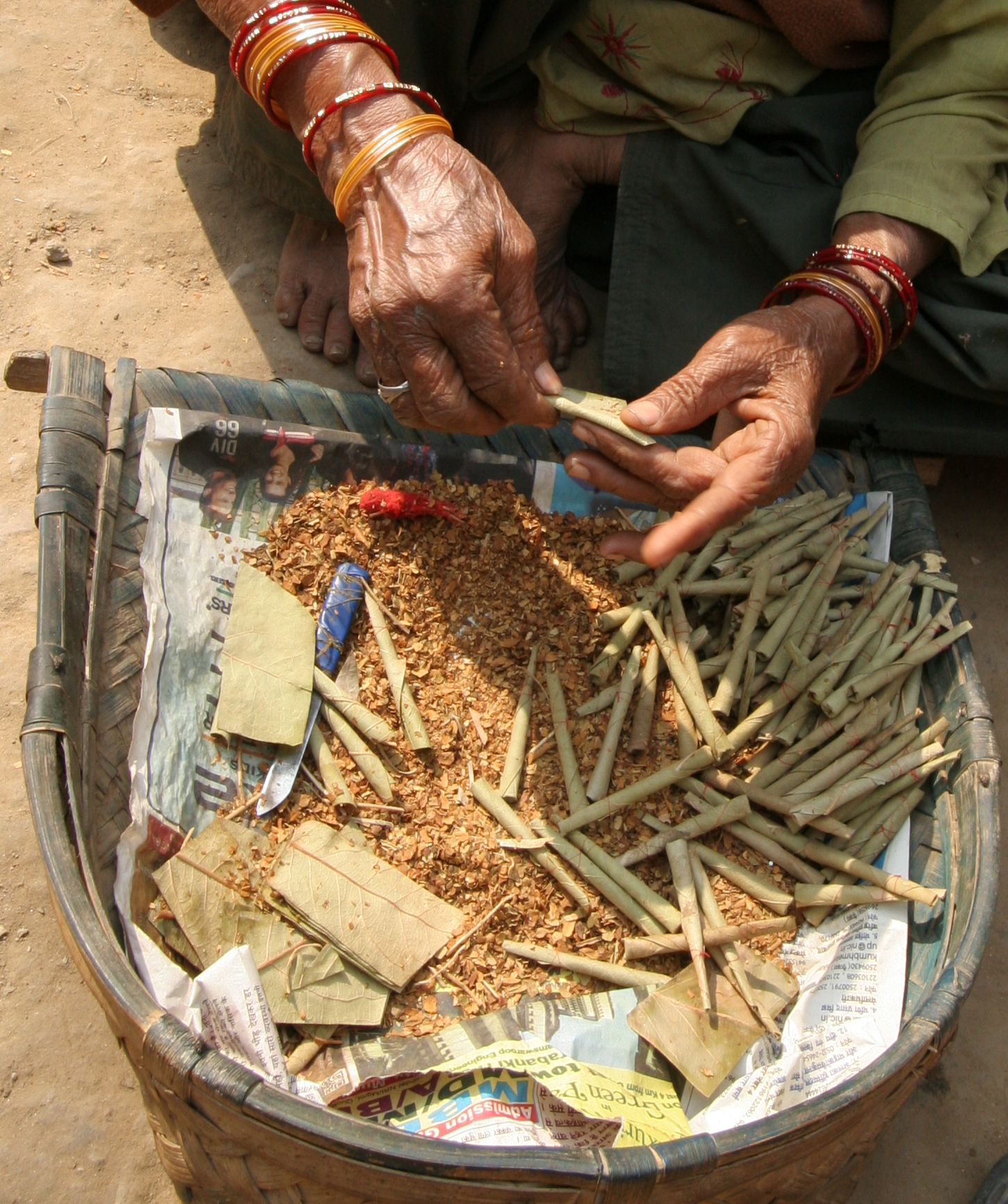 4169-001 - Bidies production (small Indian cigars)