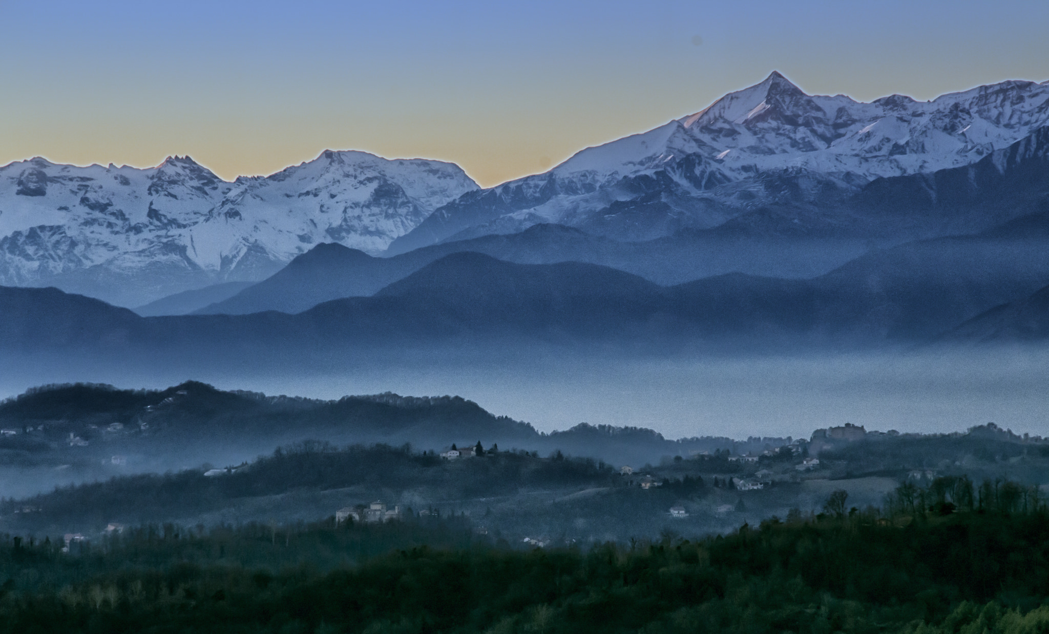 Il Monviso nell'ora blu