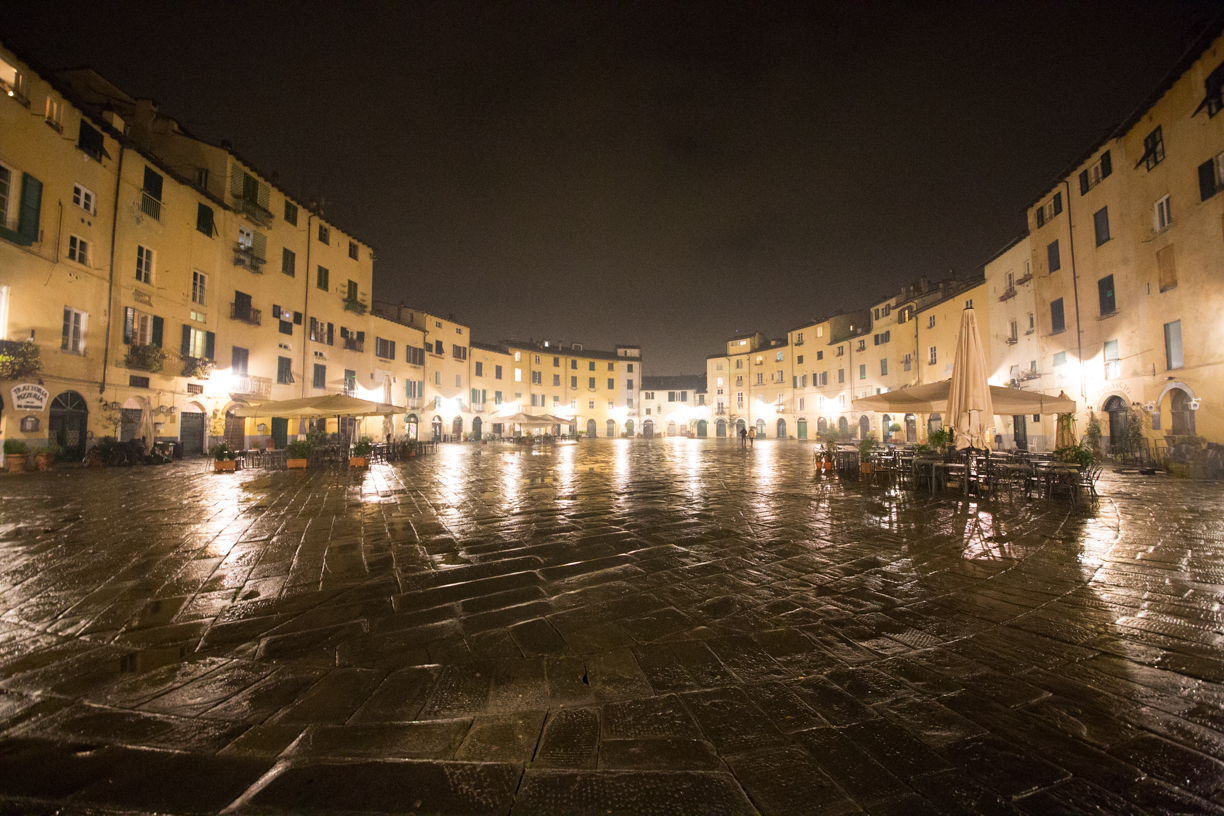 Lucca - Piazza dell'Anfiteatro - Vista d'insieme
