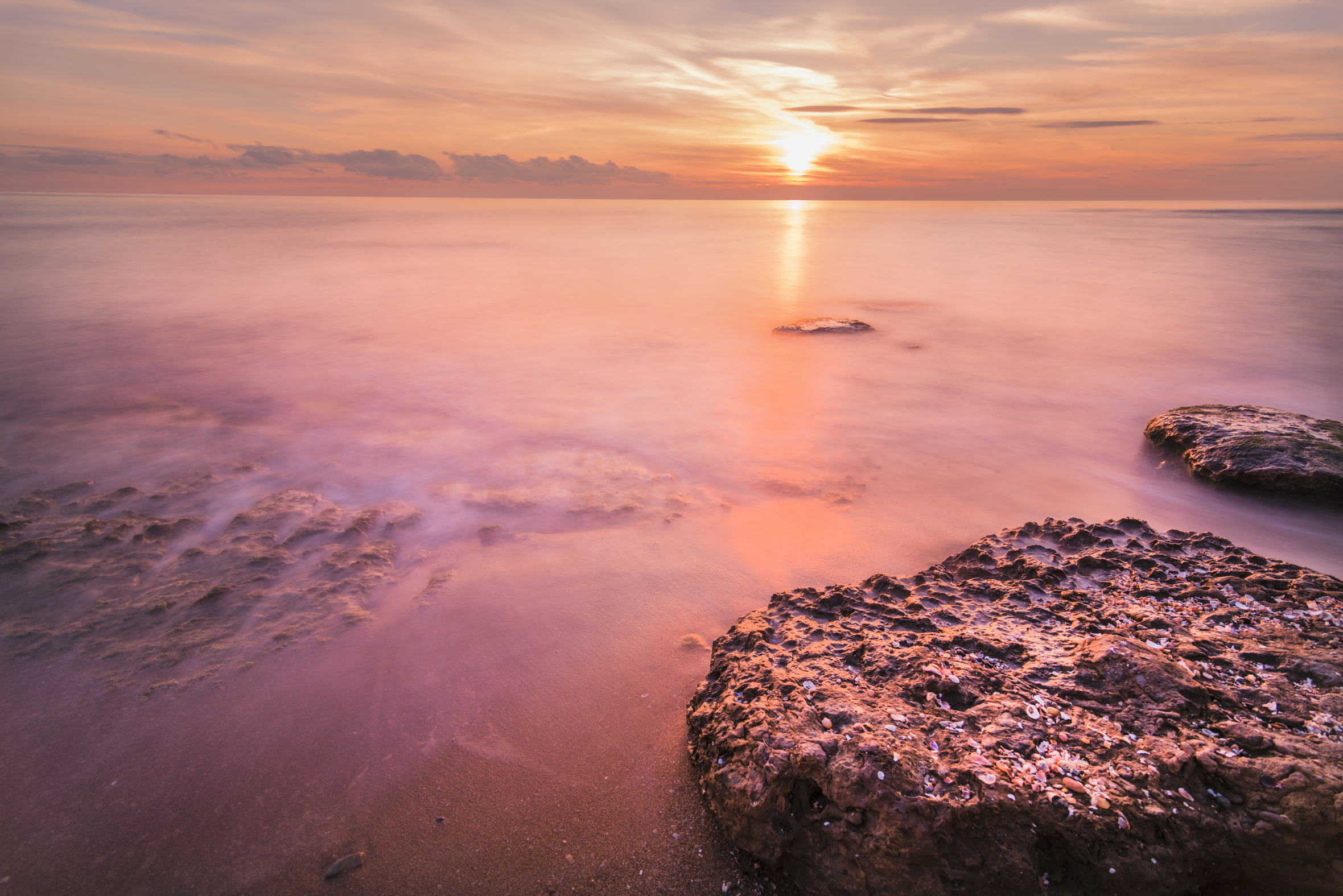 Dalle rocce sboccia il tramonto