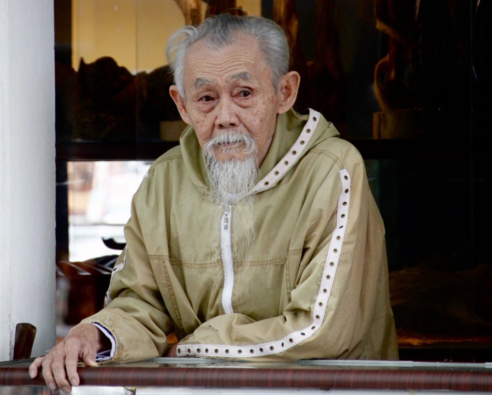 old man turned to Hue