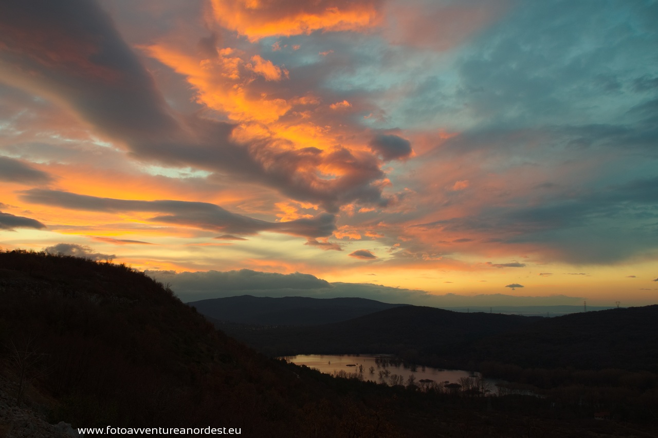 The colors of dawn on Lake Doberdò (go)