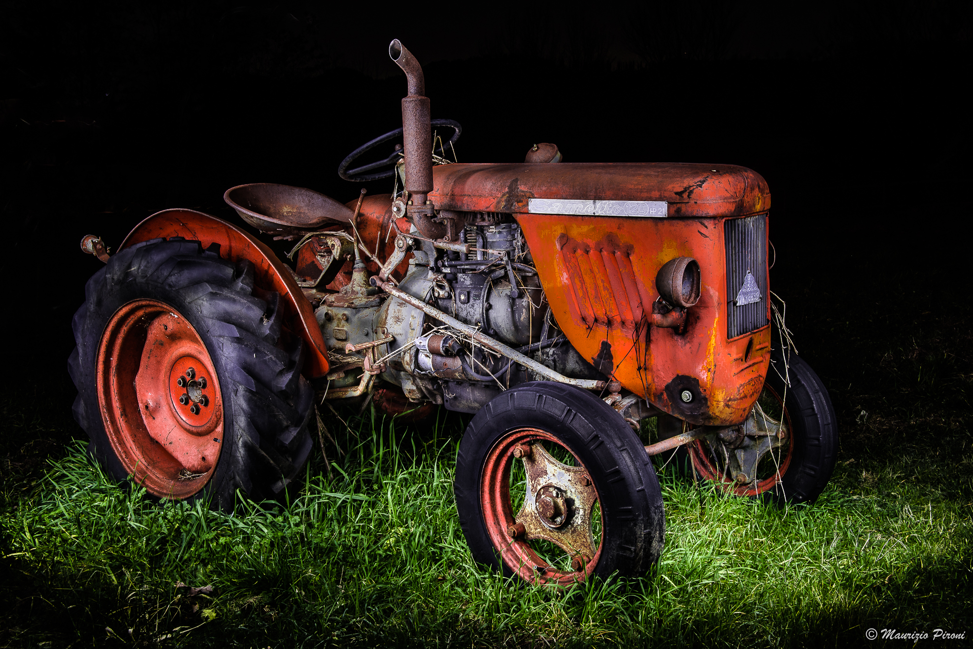 Vecchio trattore in disuso