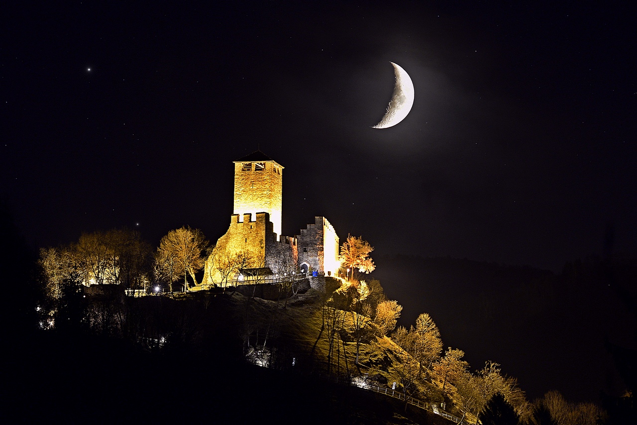 Il castello delle Zumelle e la Luna