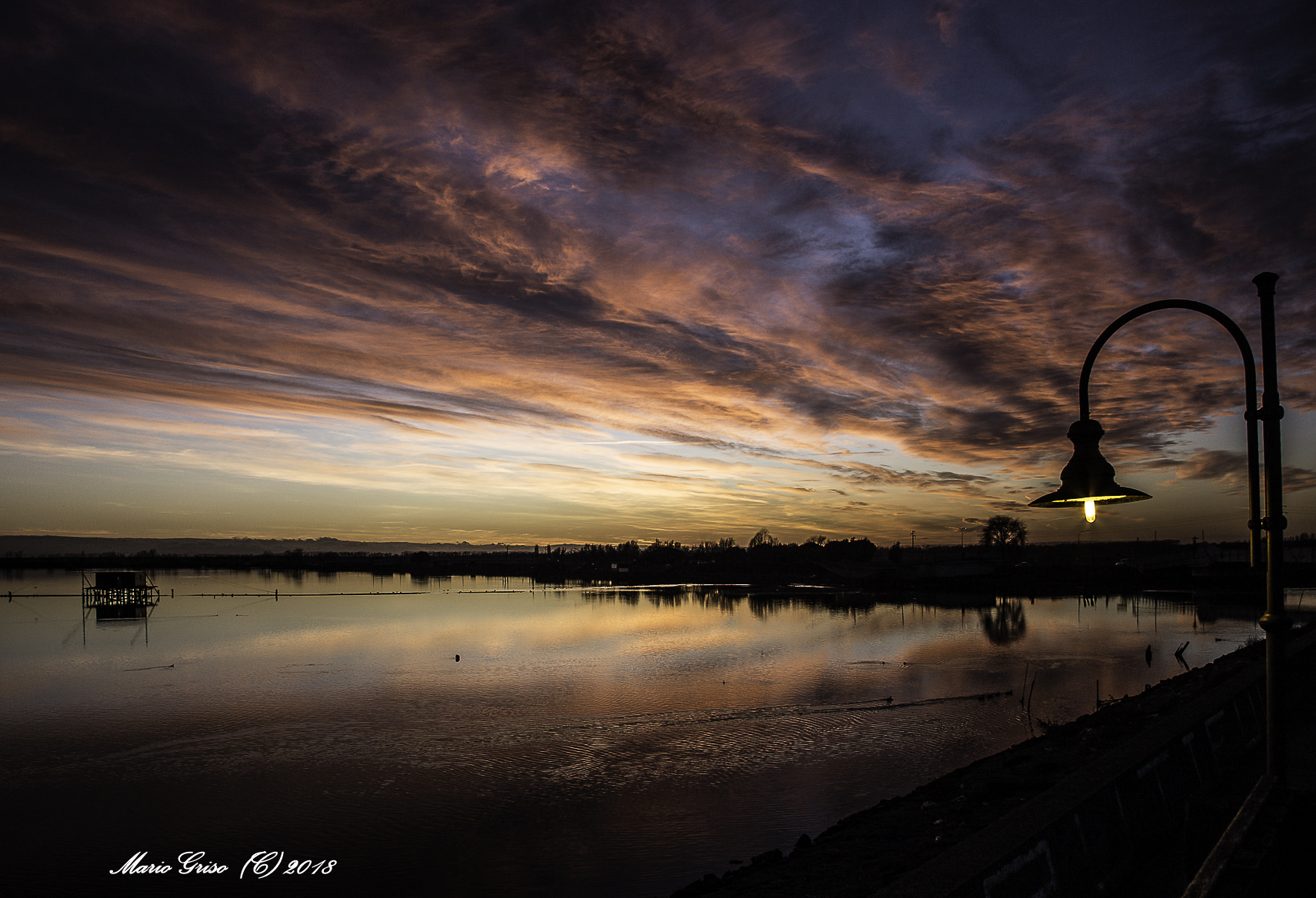 lampioni persi sulla riva del fiume