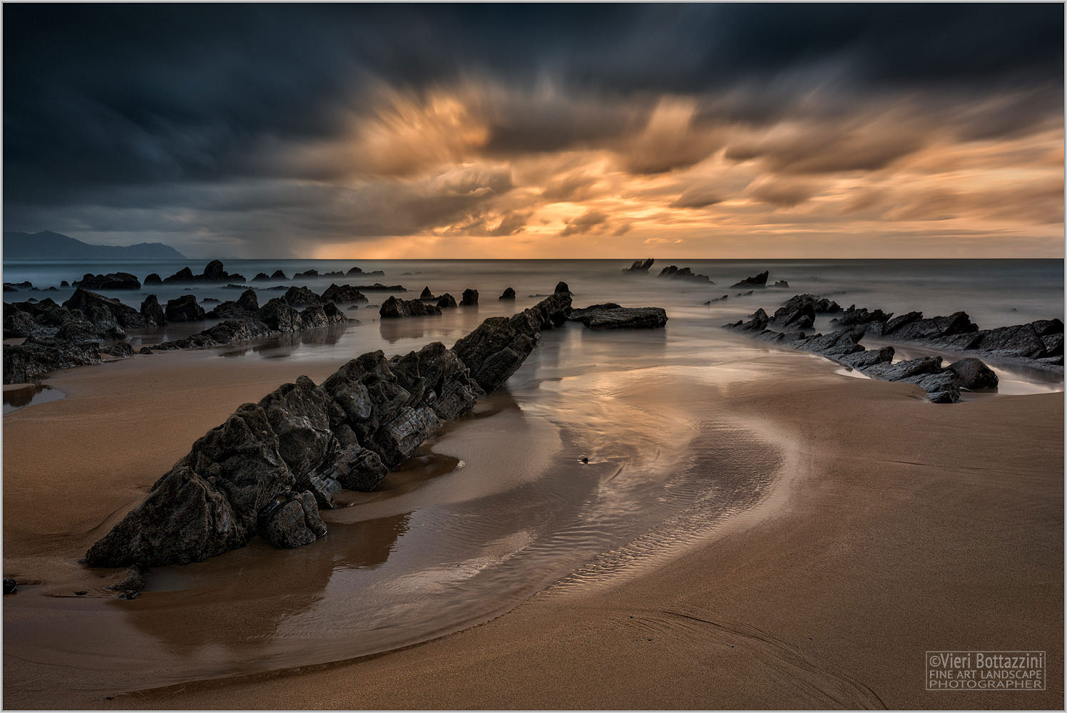 Tempesta al tramonto a Playa Barrika, Paesi Baschi