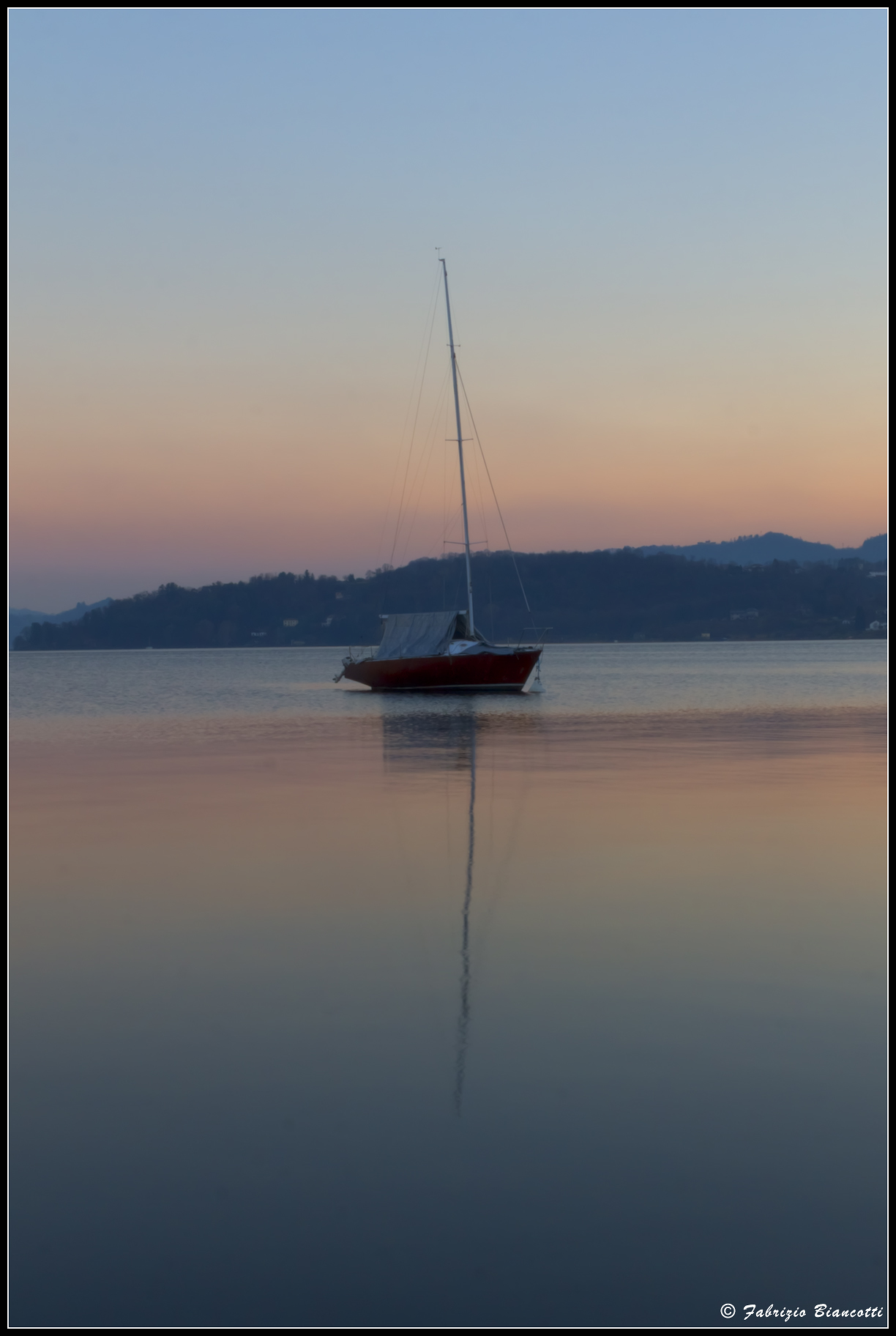 Dolcemente cullata su un calmo lago