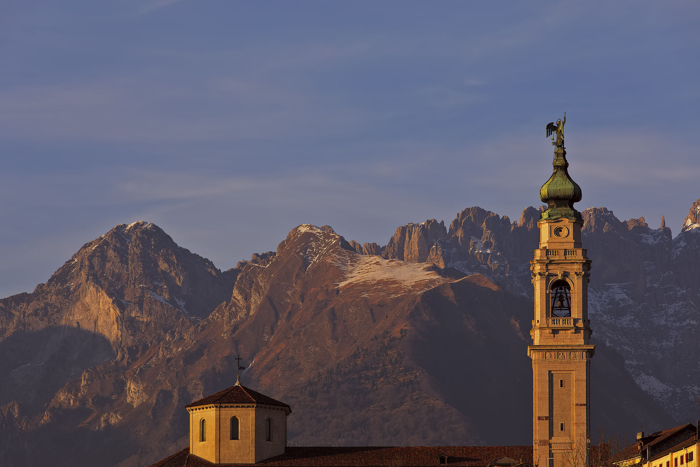 Le montagne dietro il duomo di Belluno