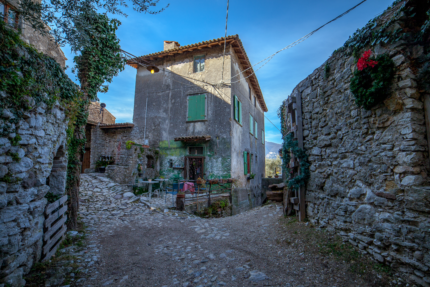 Un bar deserto in una paese fantasma