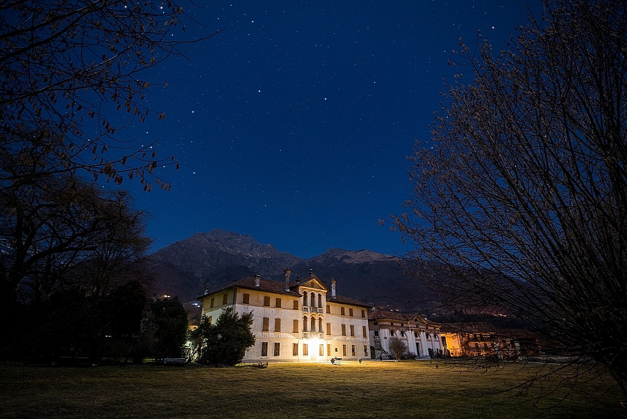 Villa De Mezzan al chiaro di Luna