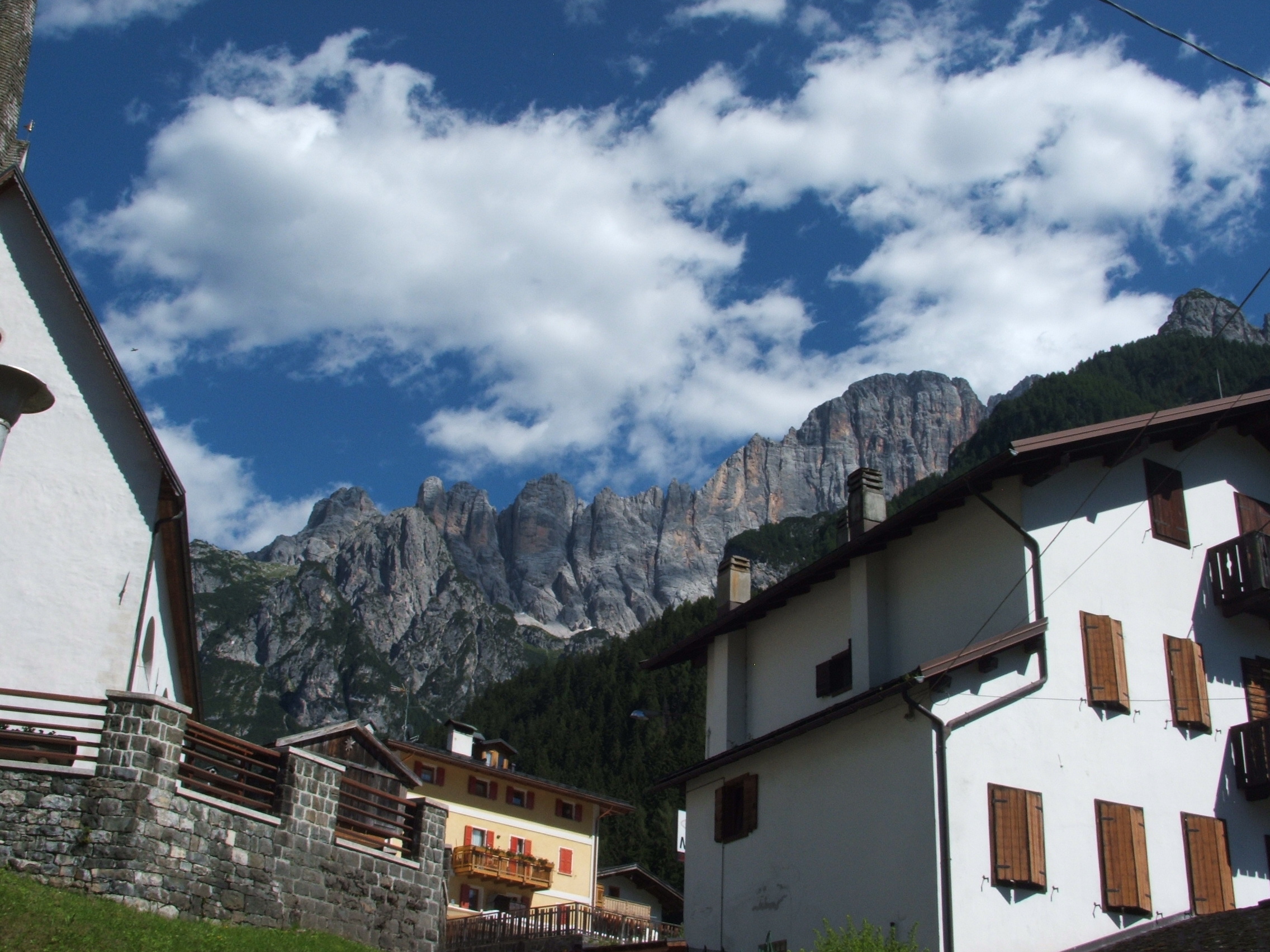 Monte Civetta che svetta sopra Alleghe