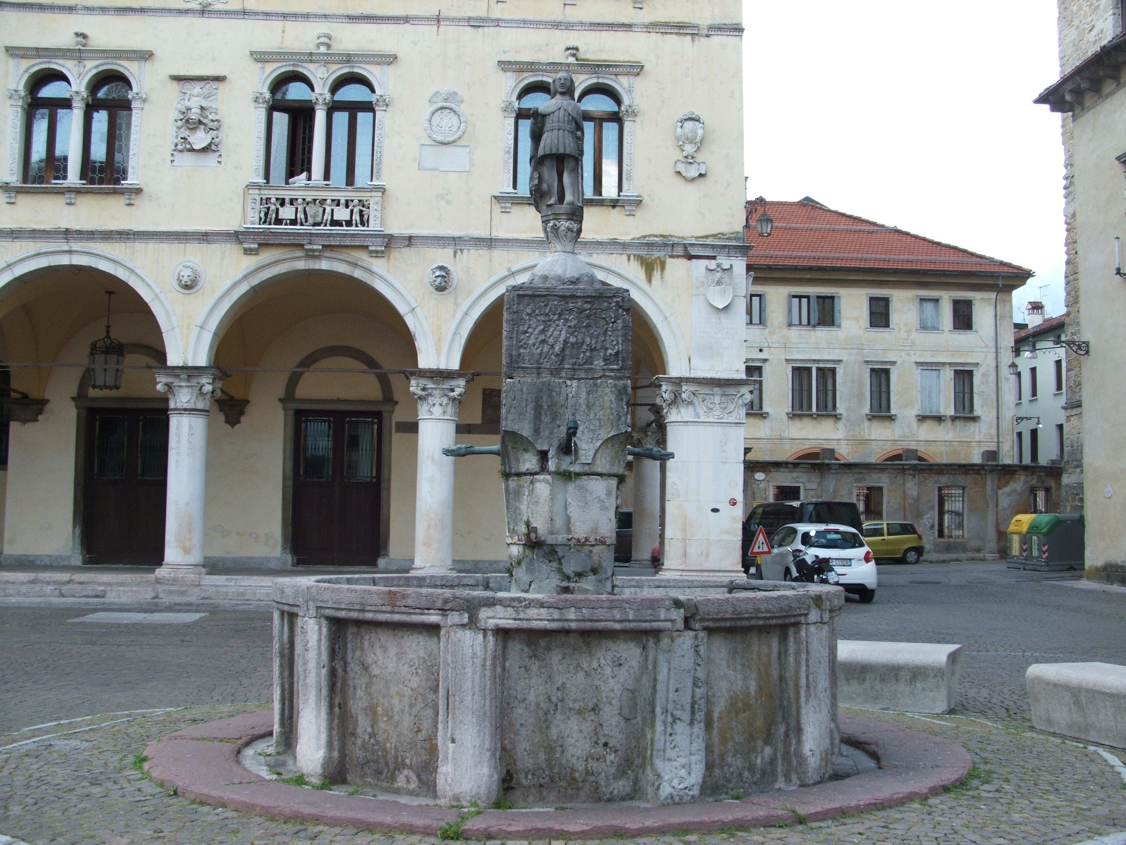 Fontana davanti Palazzo dei Rettori - Belluno