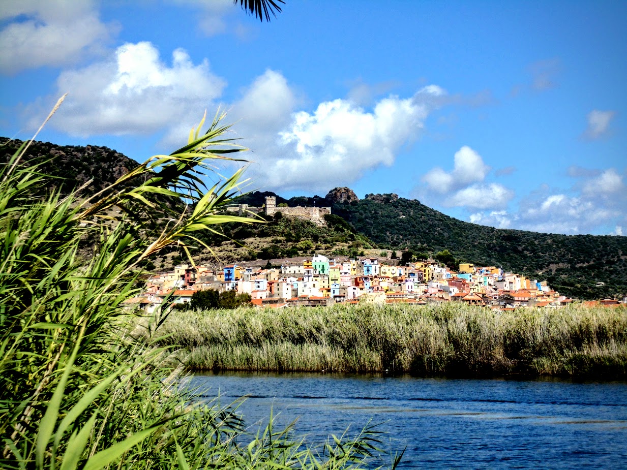 Vista delle case colorate in Bosa