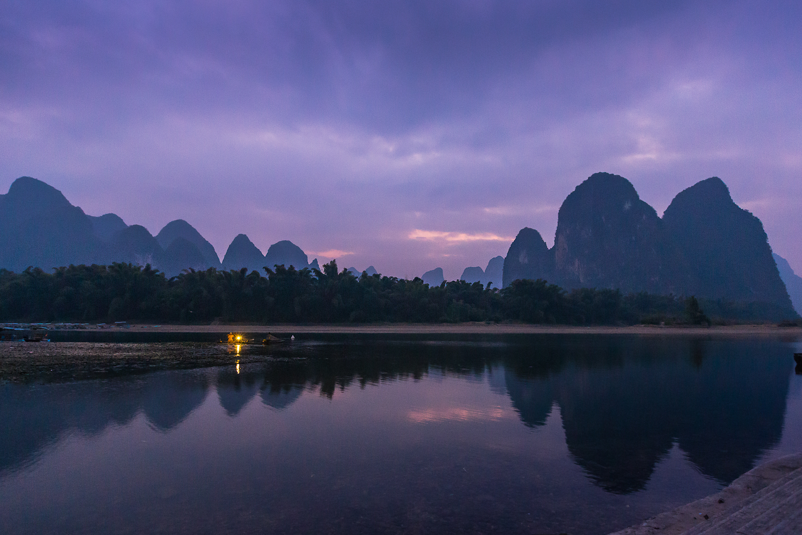 Pesca  con i cormorani al tramonto
