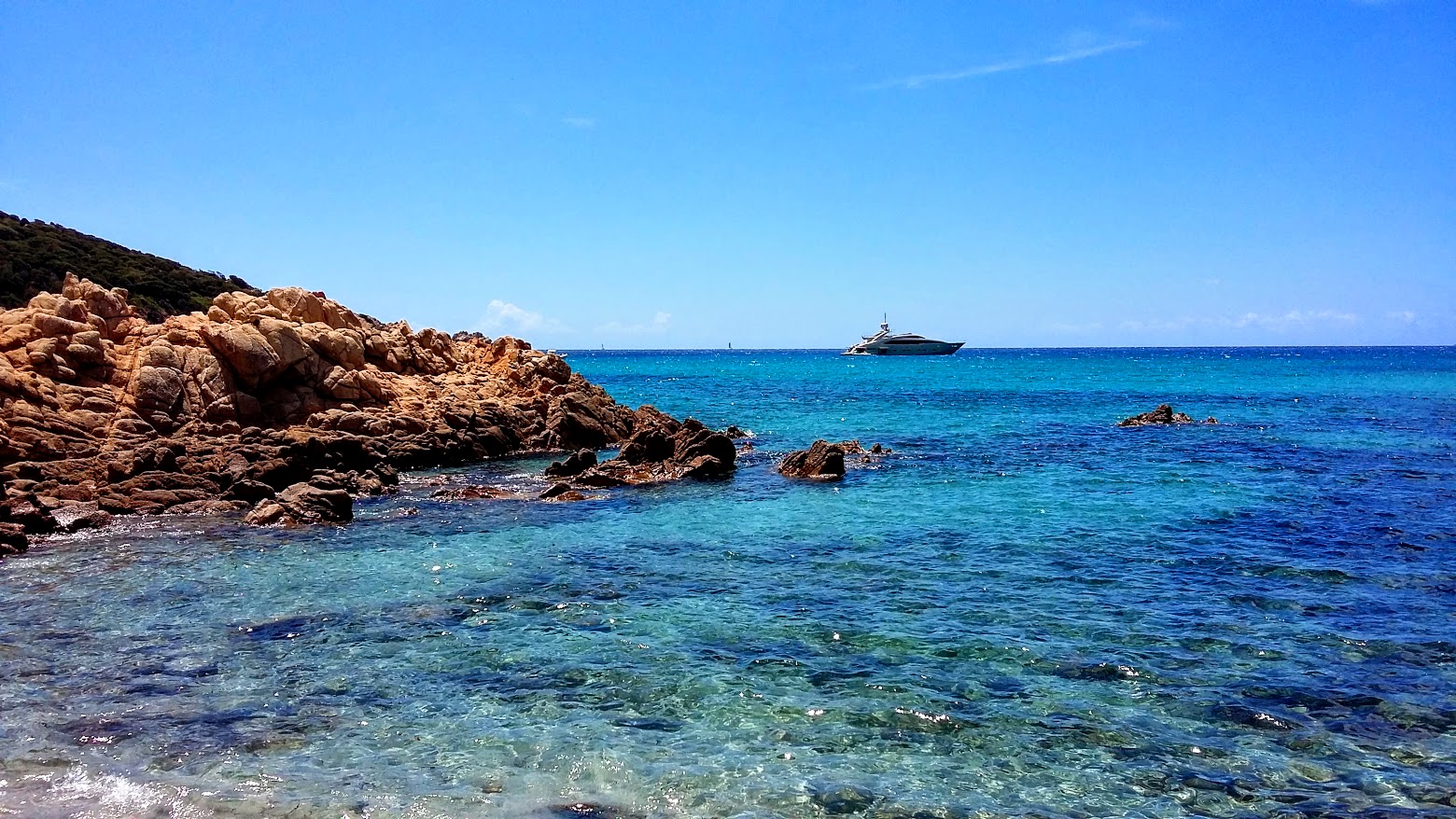 Scafo nella baia di Chia