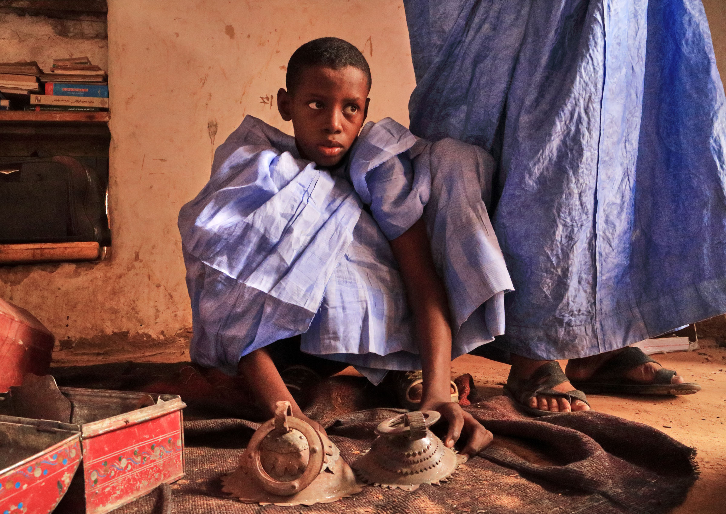 Bimbo di Walatah con decorazioni per porte