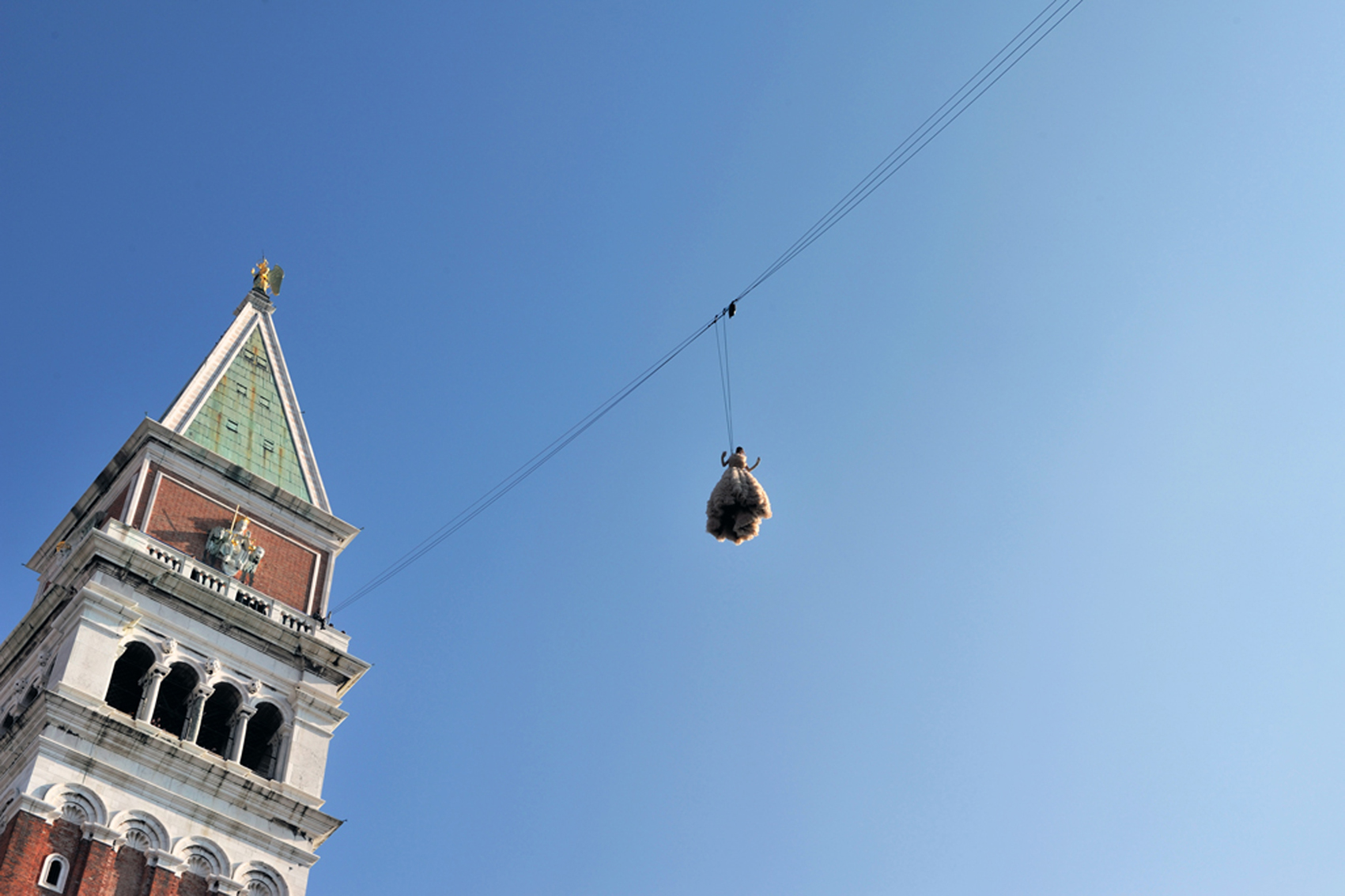 The flight of the colombina