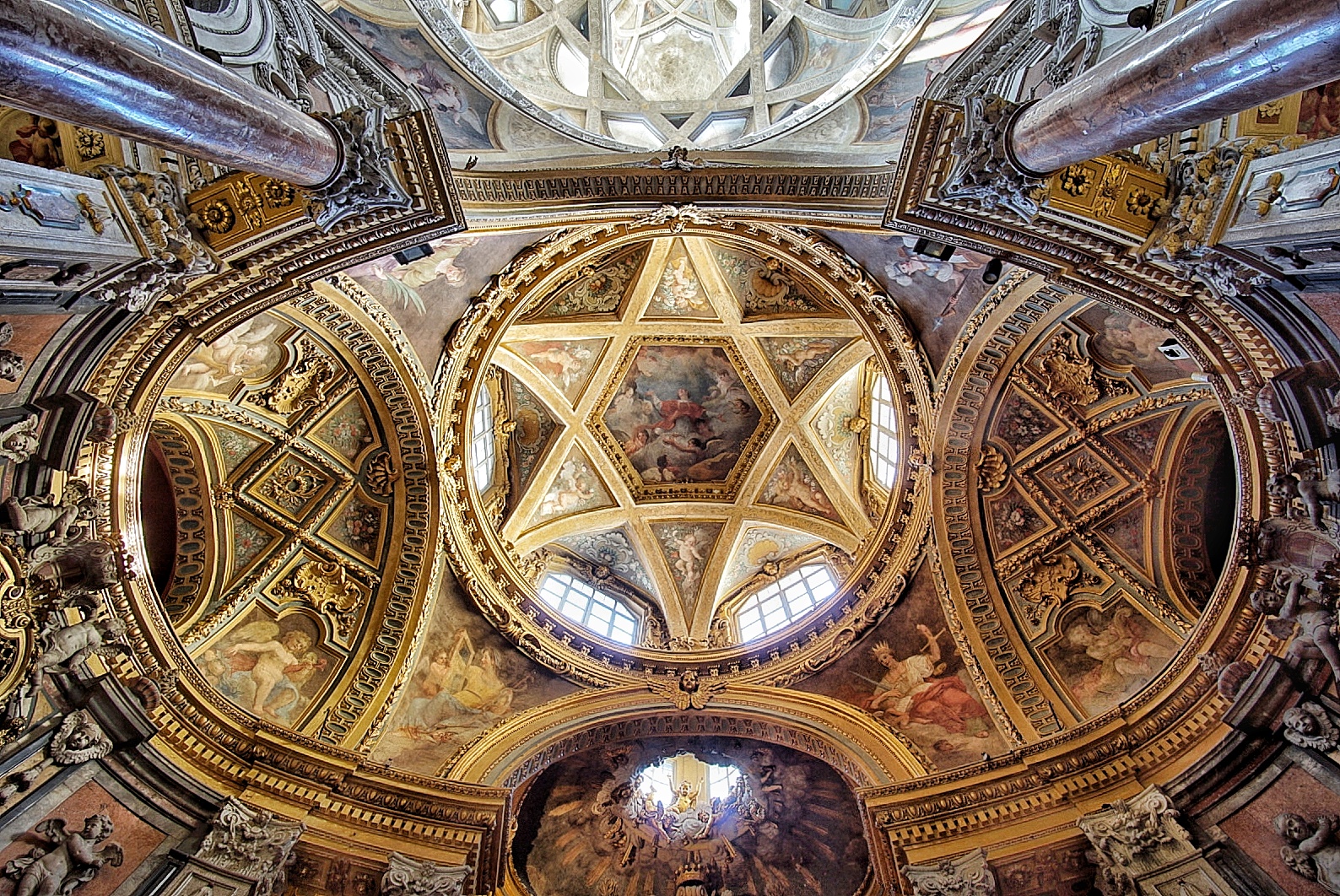 Turin, Church of San Lorenzo. Vault over the I know