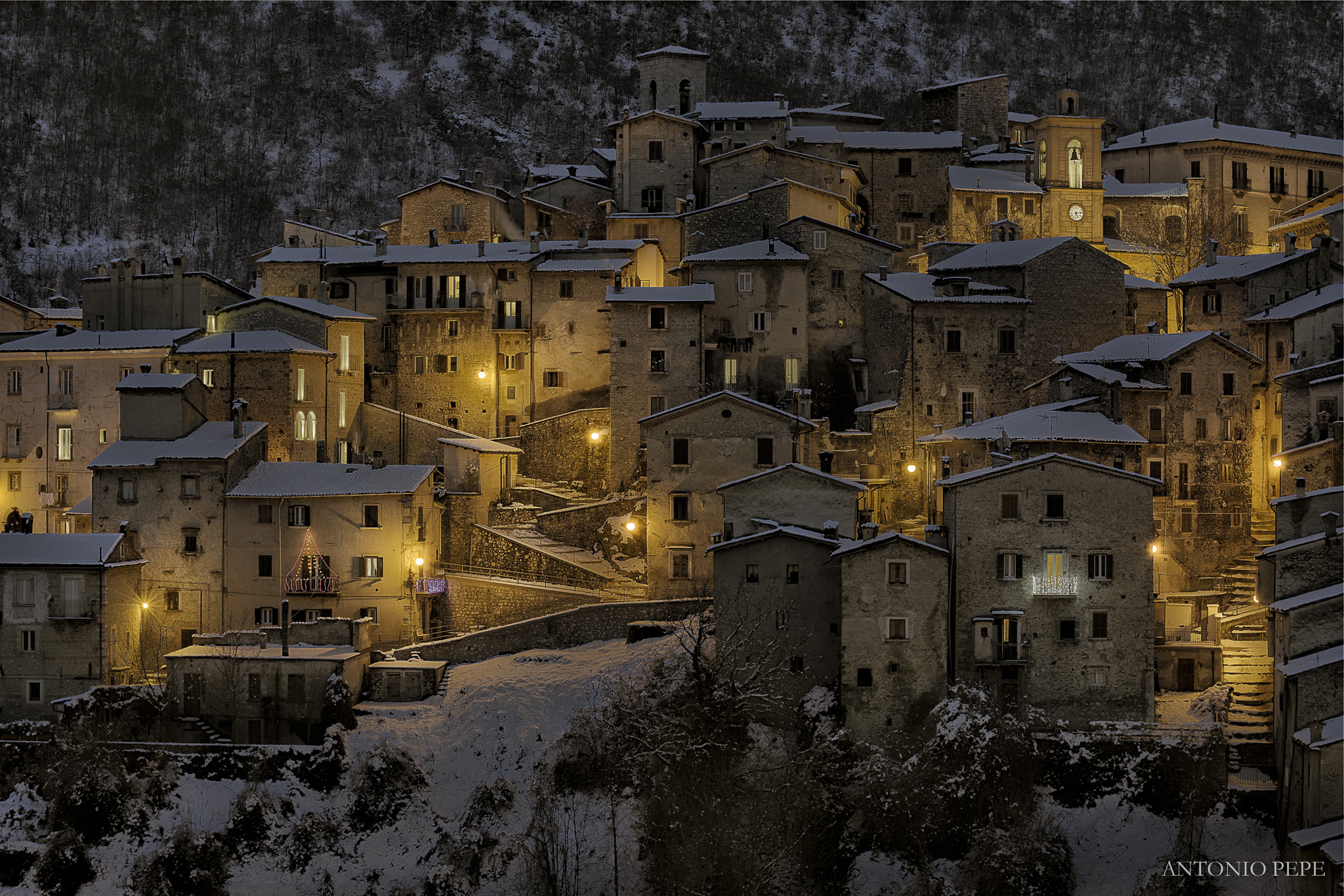 Scanno la prospettiva sinistra dopo una nevicata