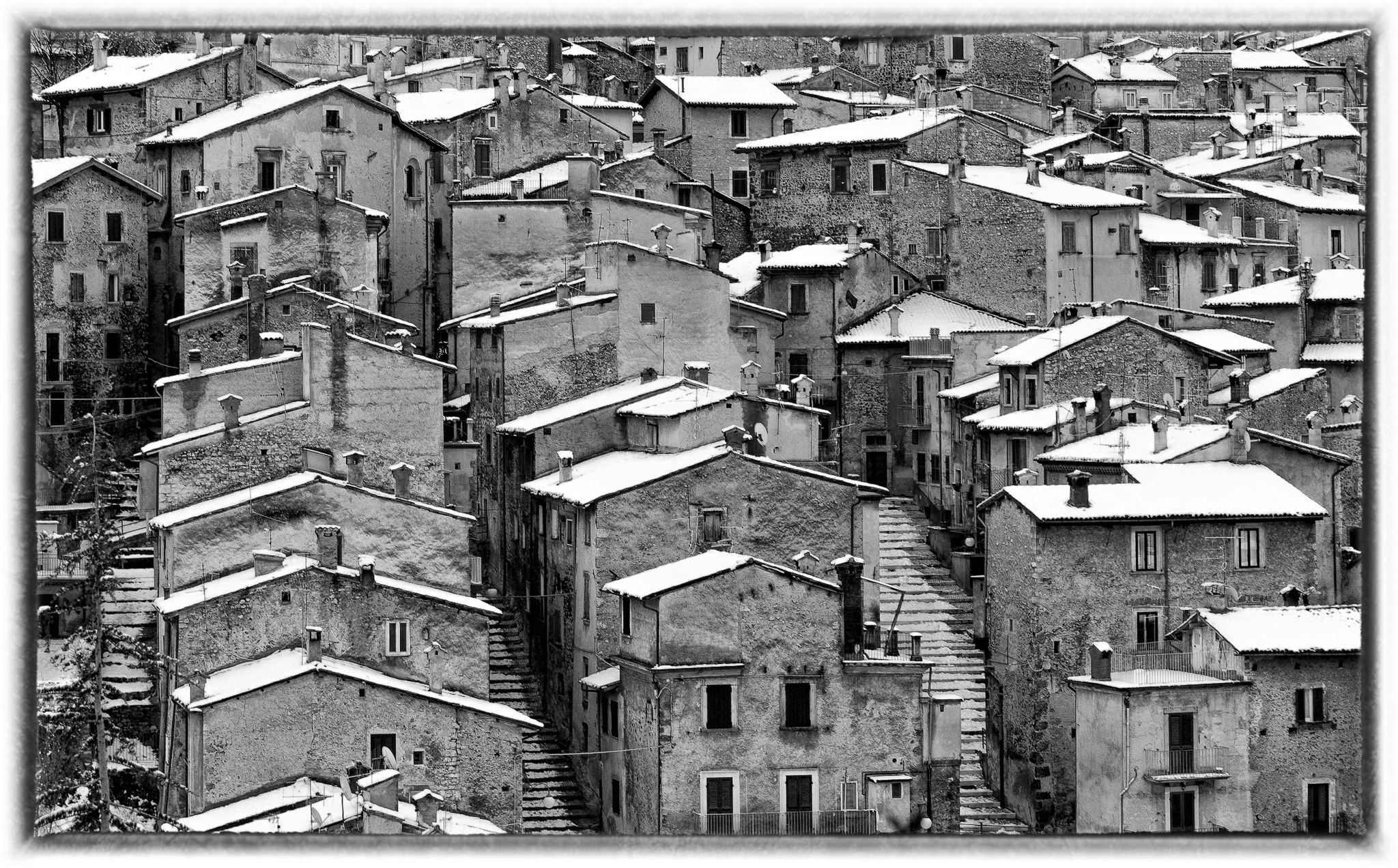 Dai tetti innevati di Scanno.