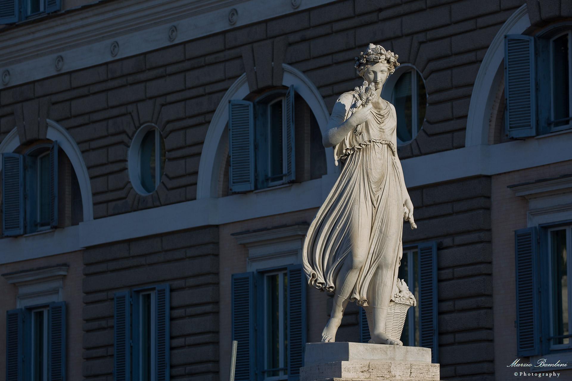 Rome, Piazza del Popolo, how beautiful this girl !!!