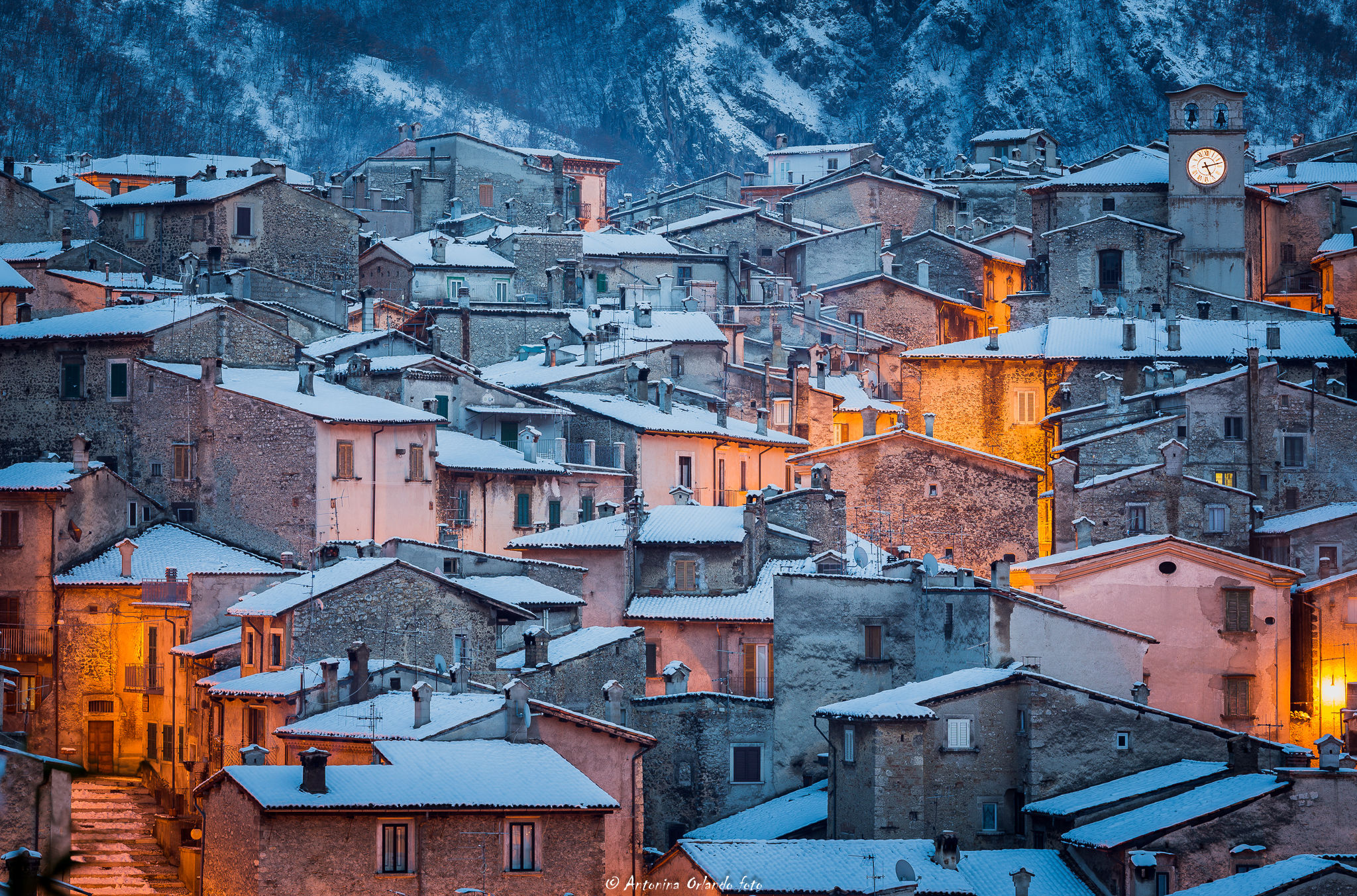 The first lights are lit in the alleys of Scanno.