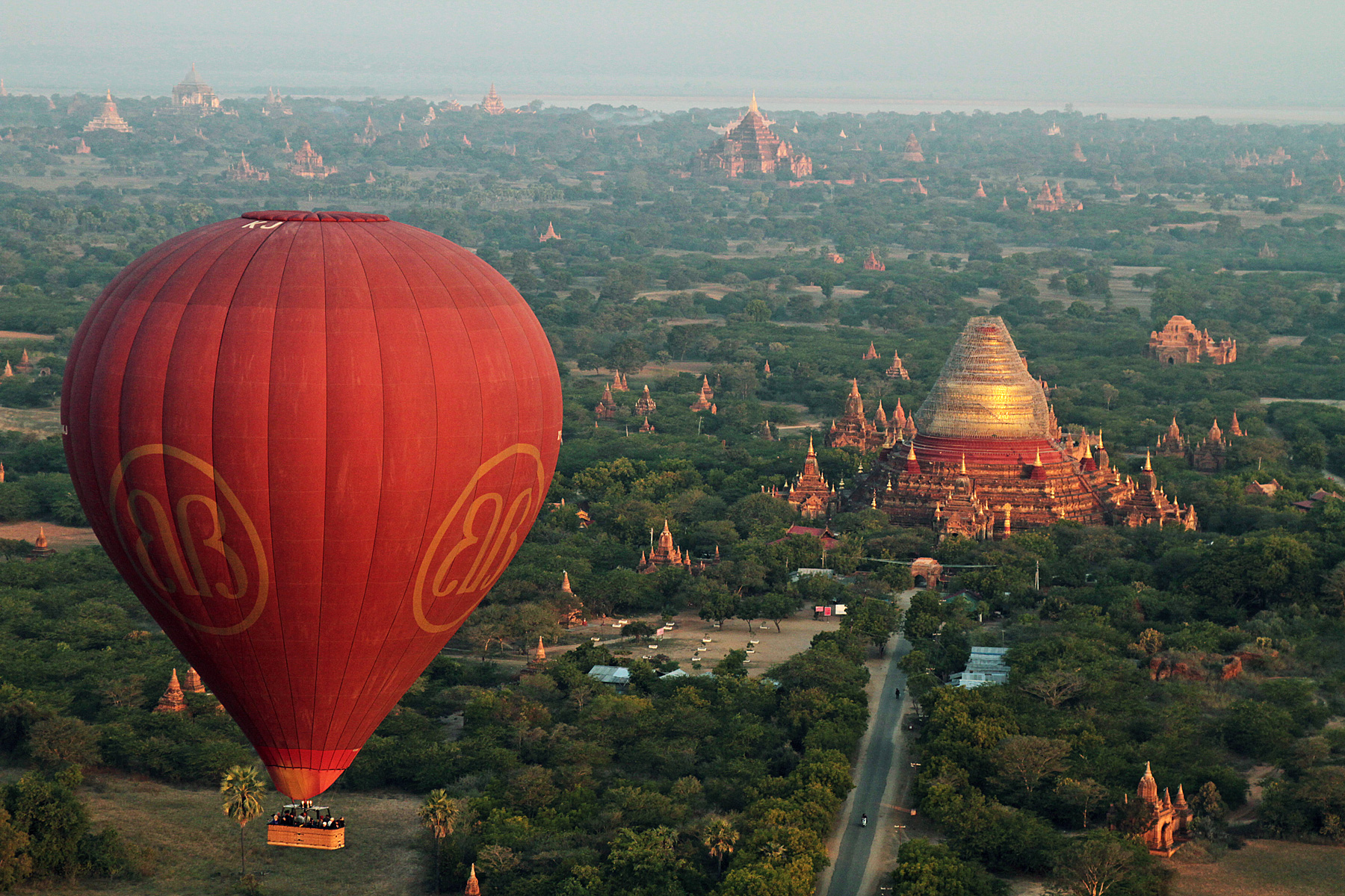In mongolfiera su Bagan in Birmania
