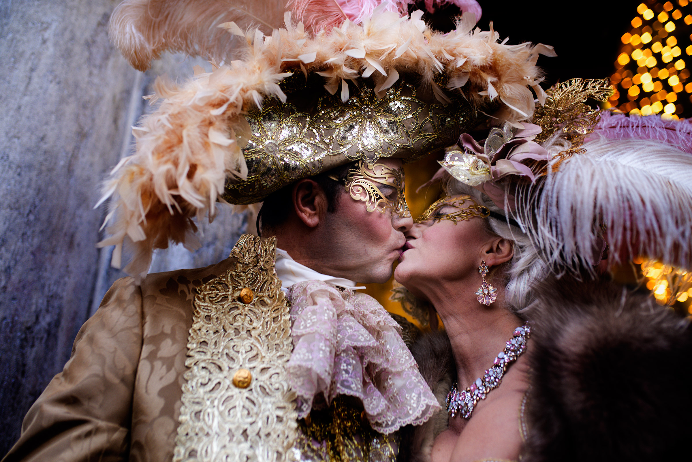 Venice Carnival: the kiss