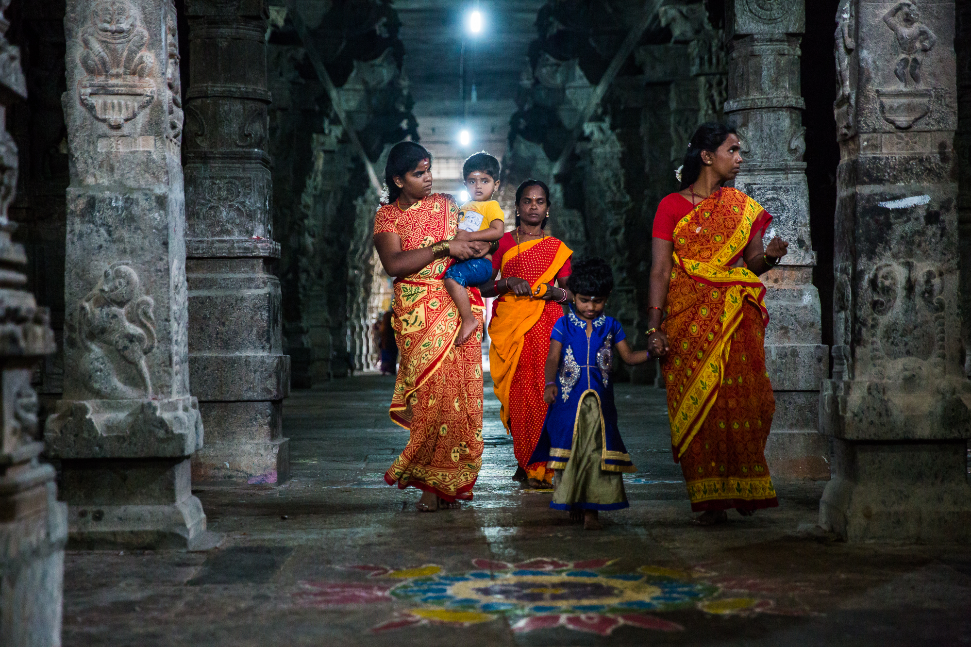 Scena al tempio con kolam