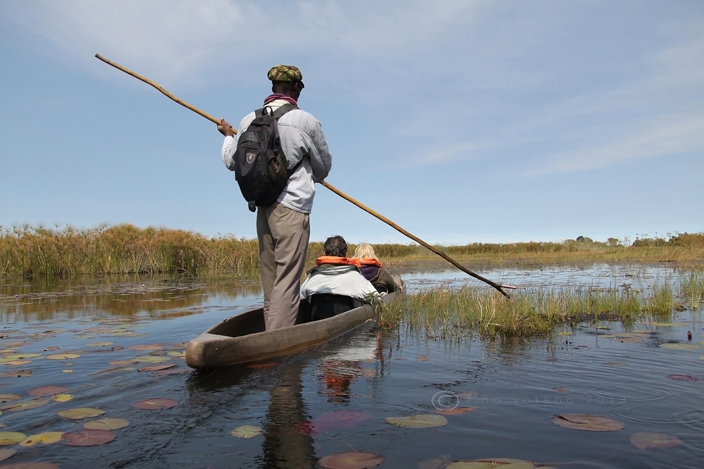 In mokoro tra i canali del delta dell'Okavango Botswana