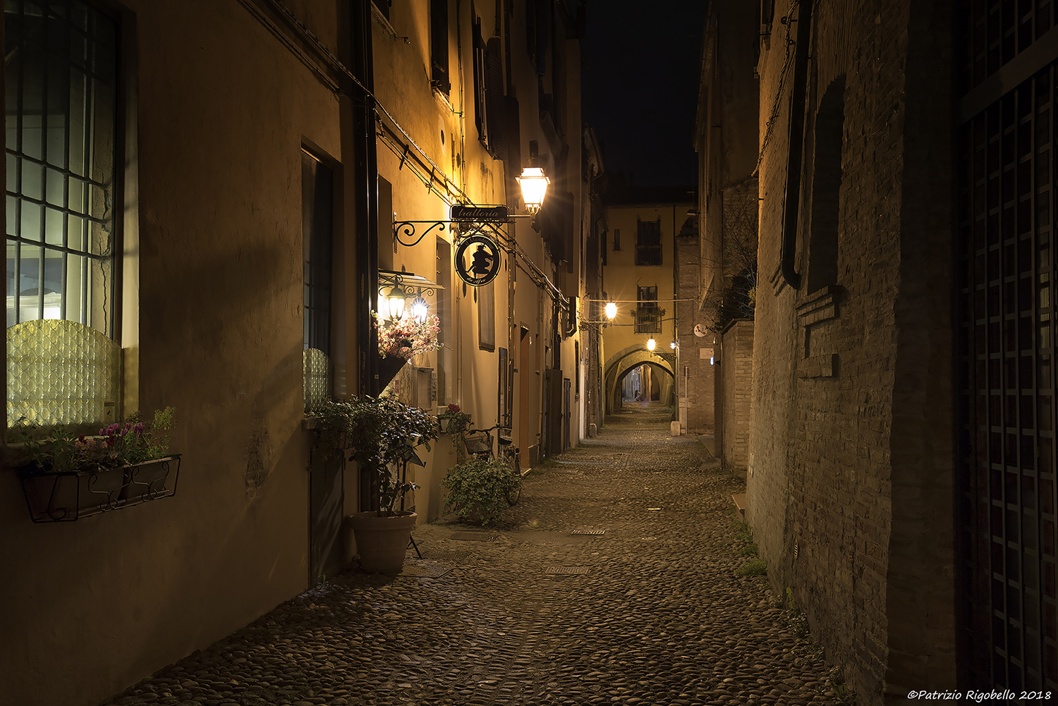 Via delle Volte deserta