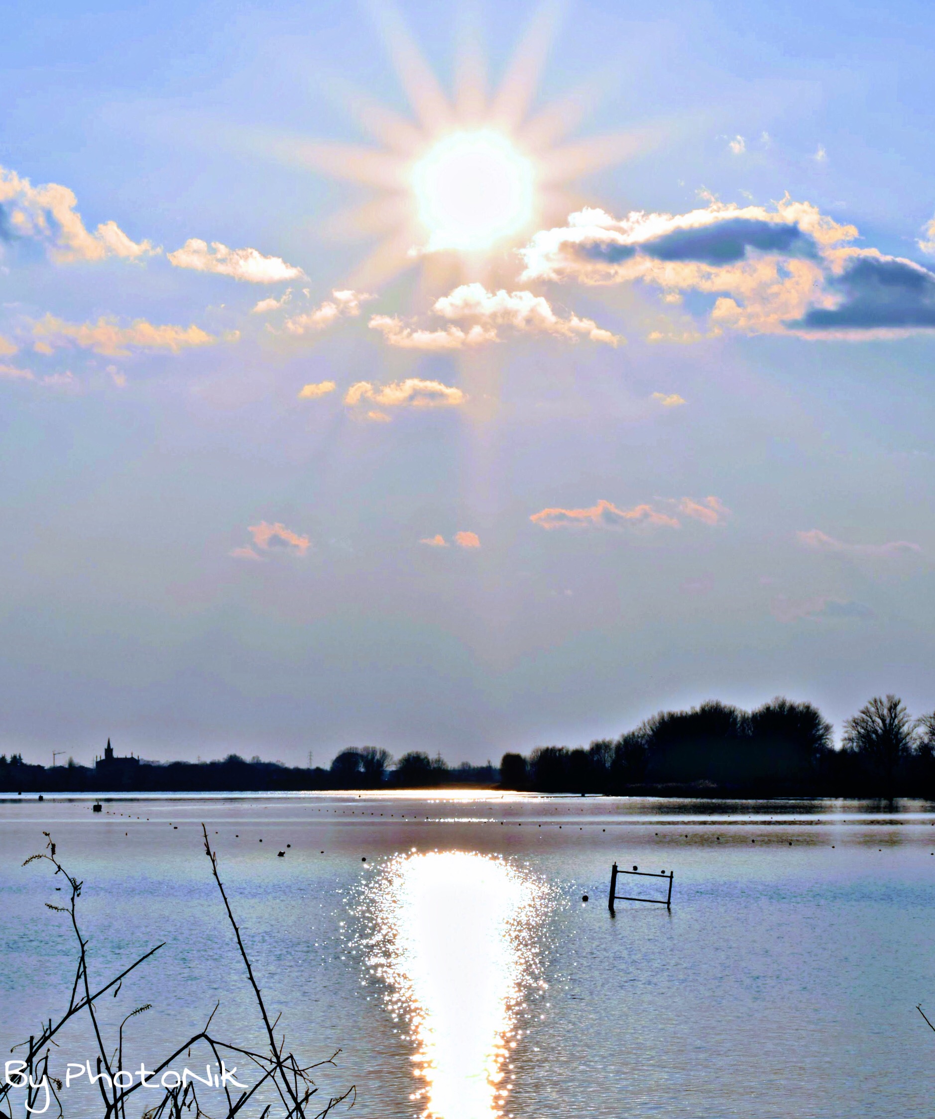 Il sole si tuffa nel lago