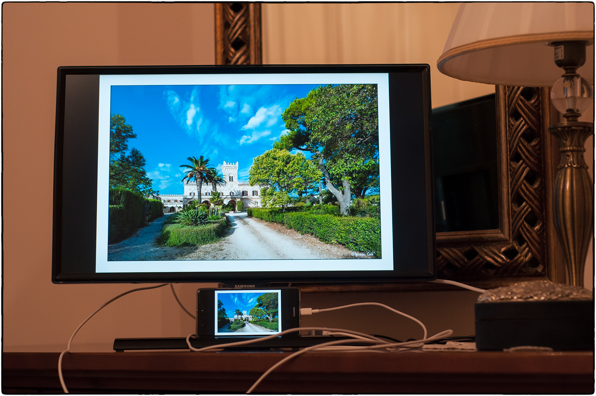 Mirror Smartphone on TV with HDMI cable