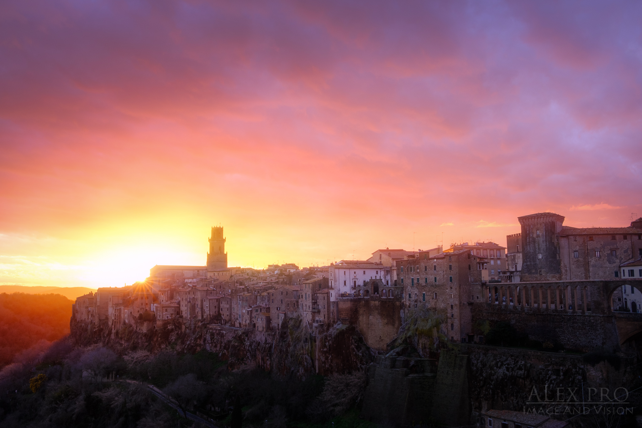 Tramonto sulla città del tufo