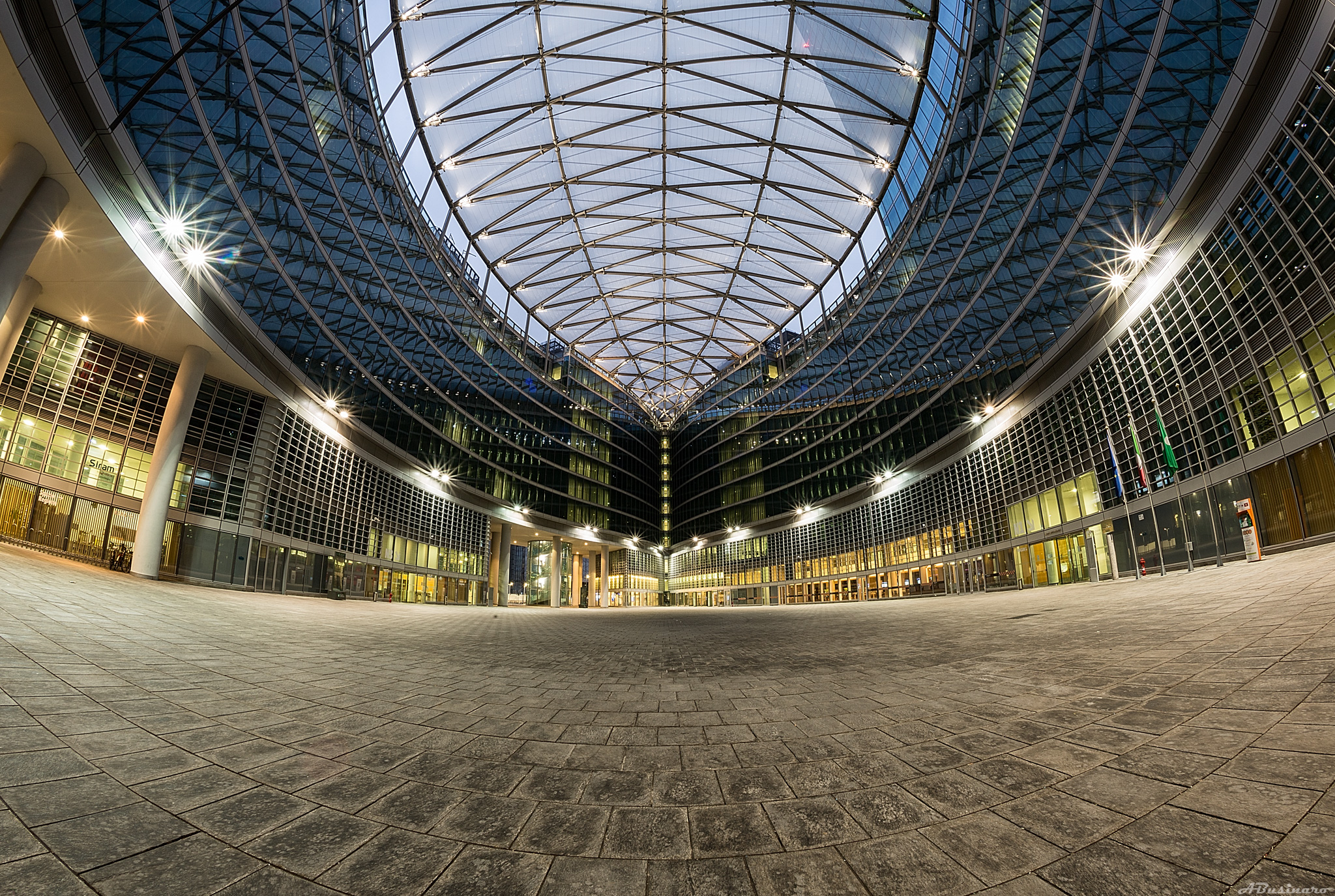 Palazzo della regione Lombardia di sera