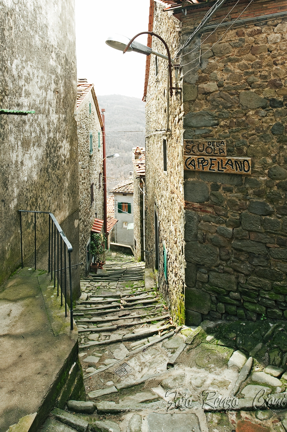 The transverse stones are comfortable but break the legs