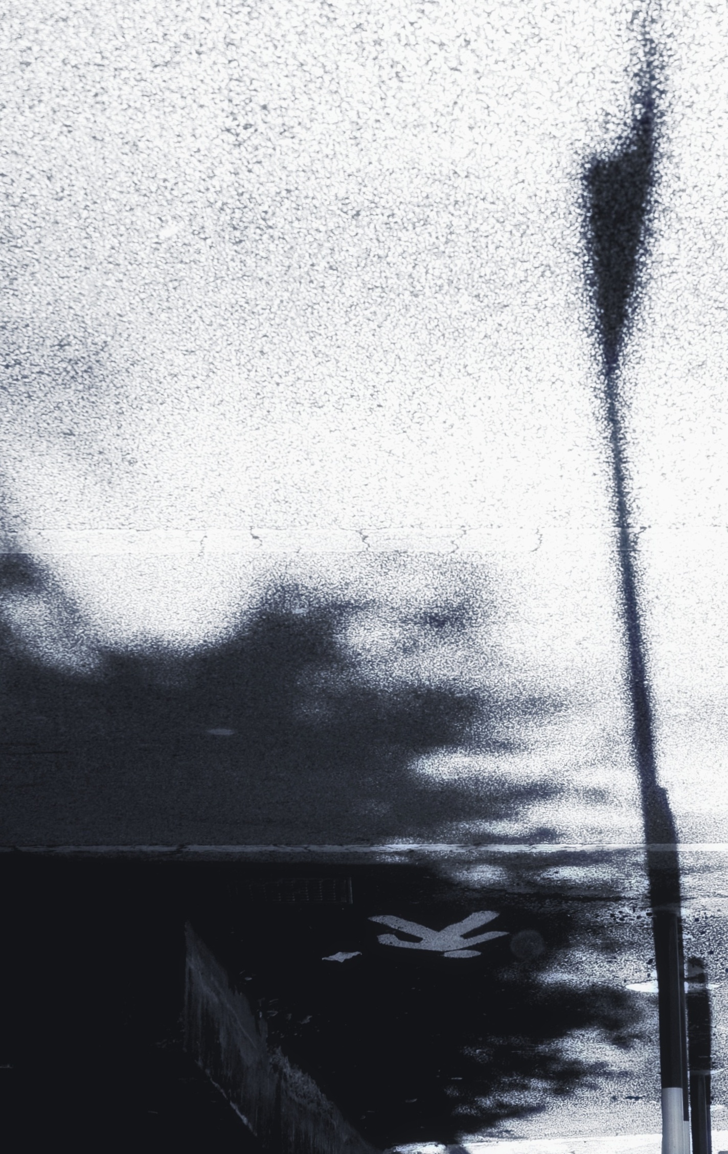 Omino sottosopra con bandiera