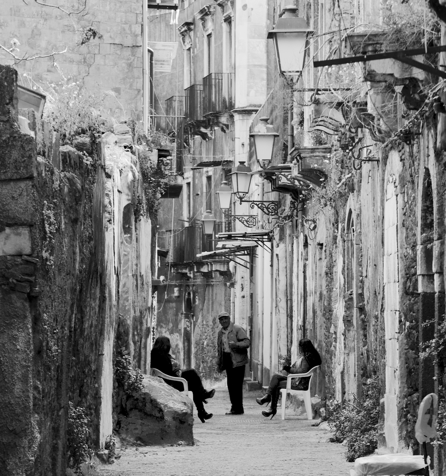 Tra le " ragazze ". S. Berillo Catania