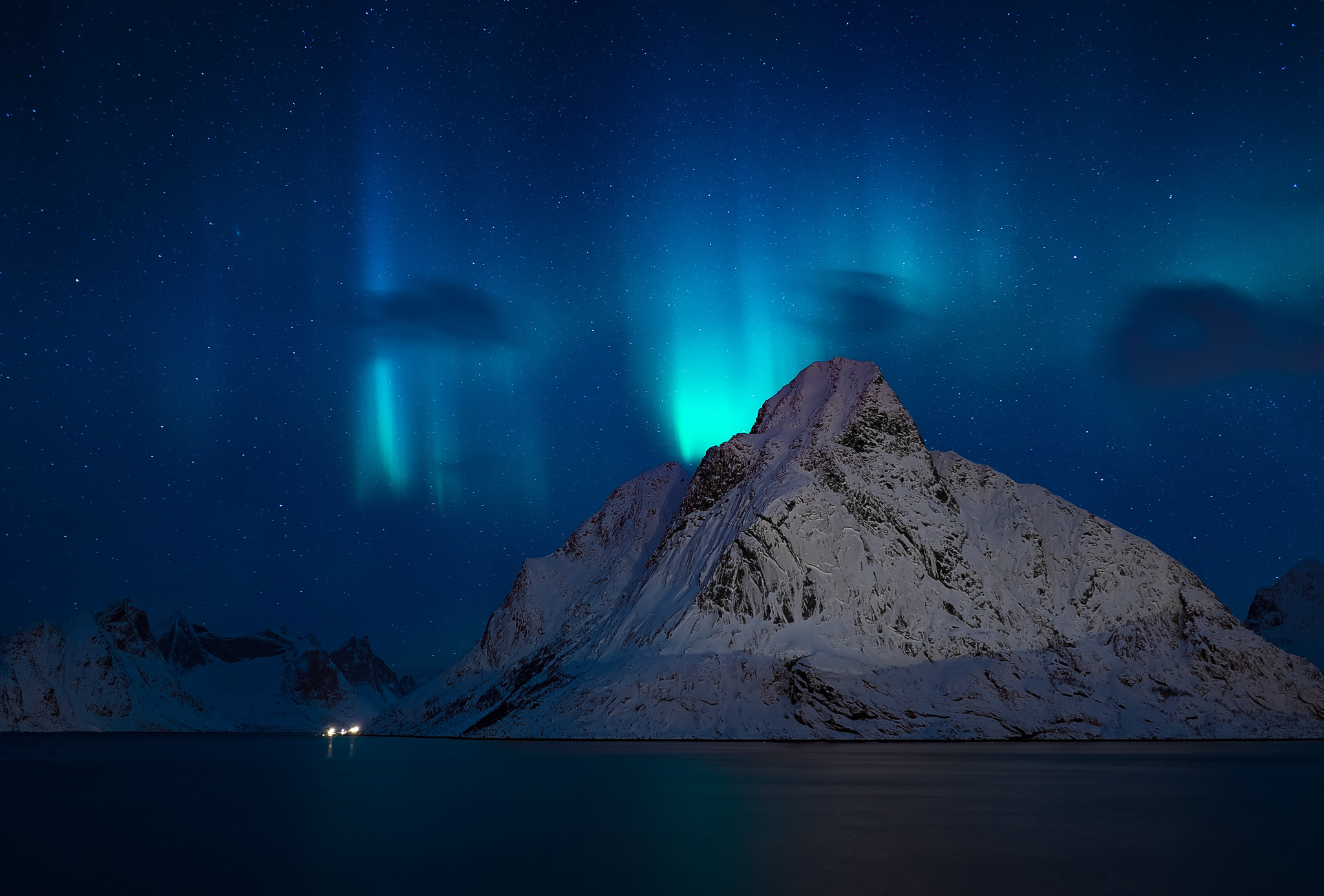 Cielo stellato con aurora