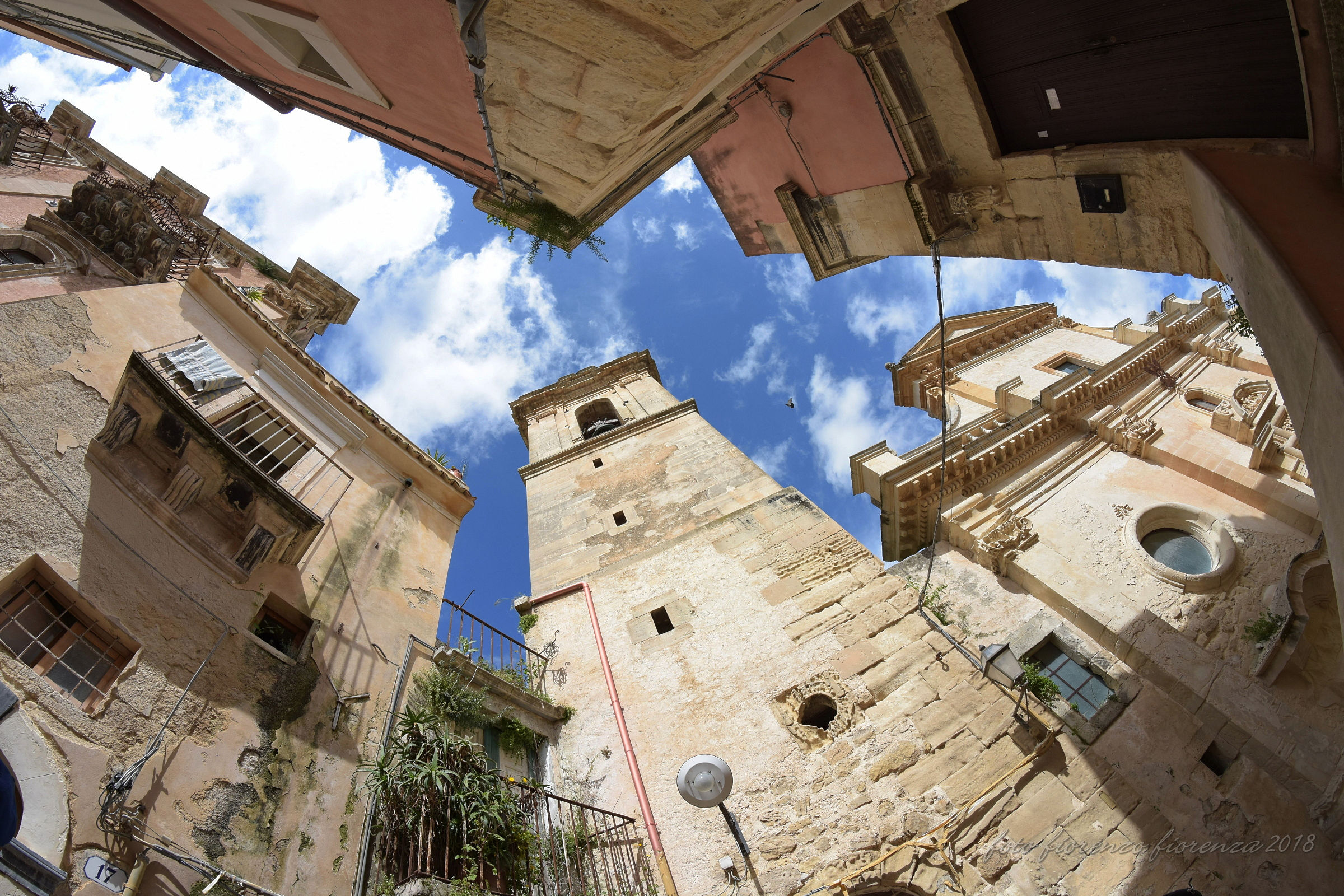 In the streets of Ibla ... with the nose up