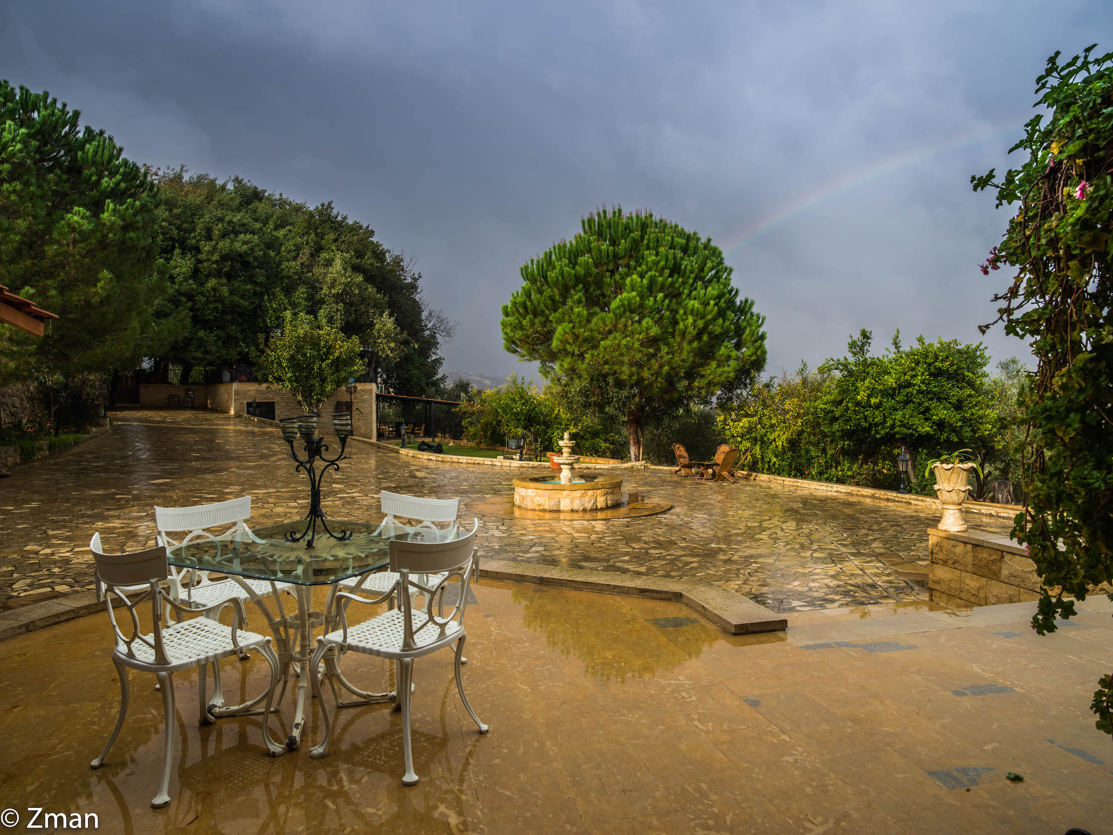 Il cortile sotto la pioggia
