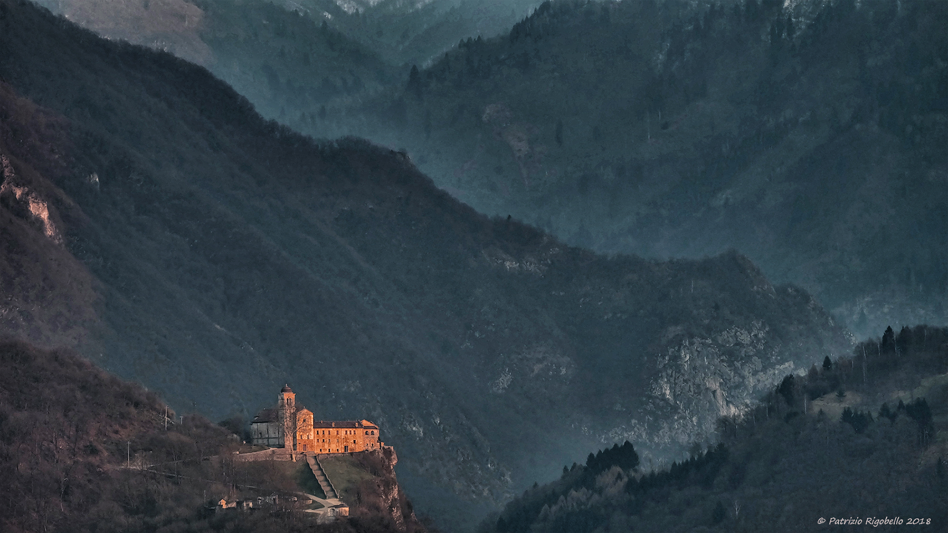 In the distance the last rays of the Sun.