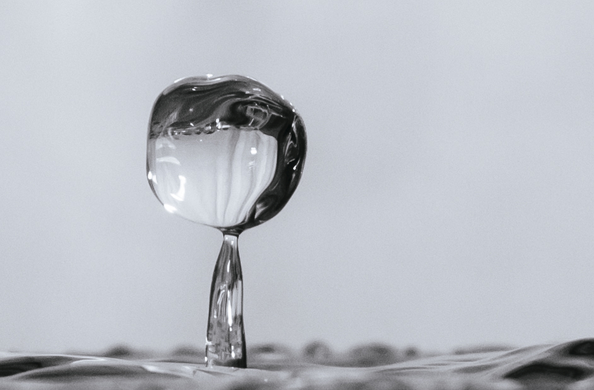 Ragazzo di cartone animato con testa grande