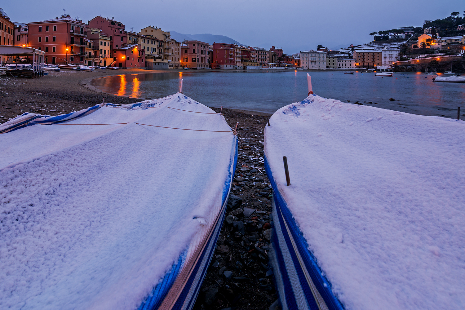 Tracce di neve in baia