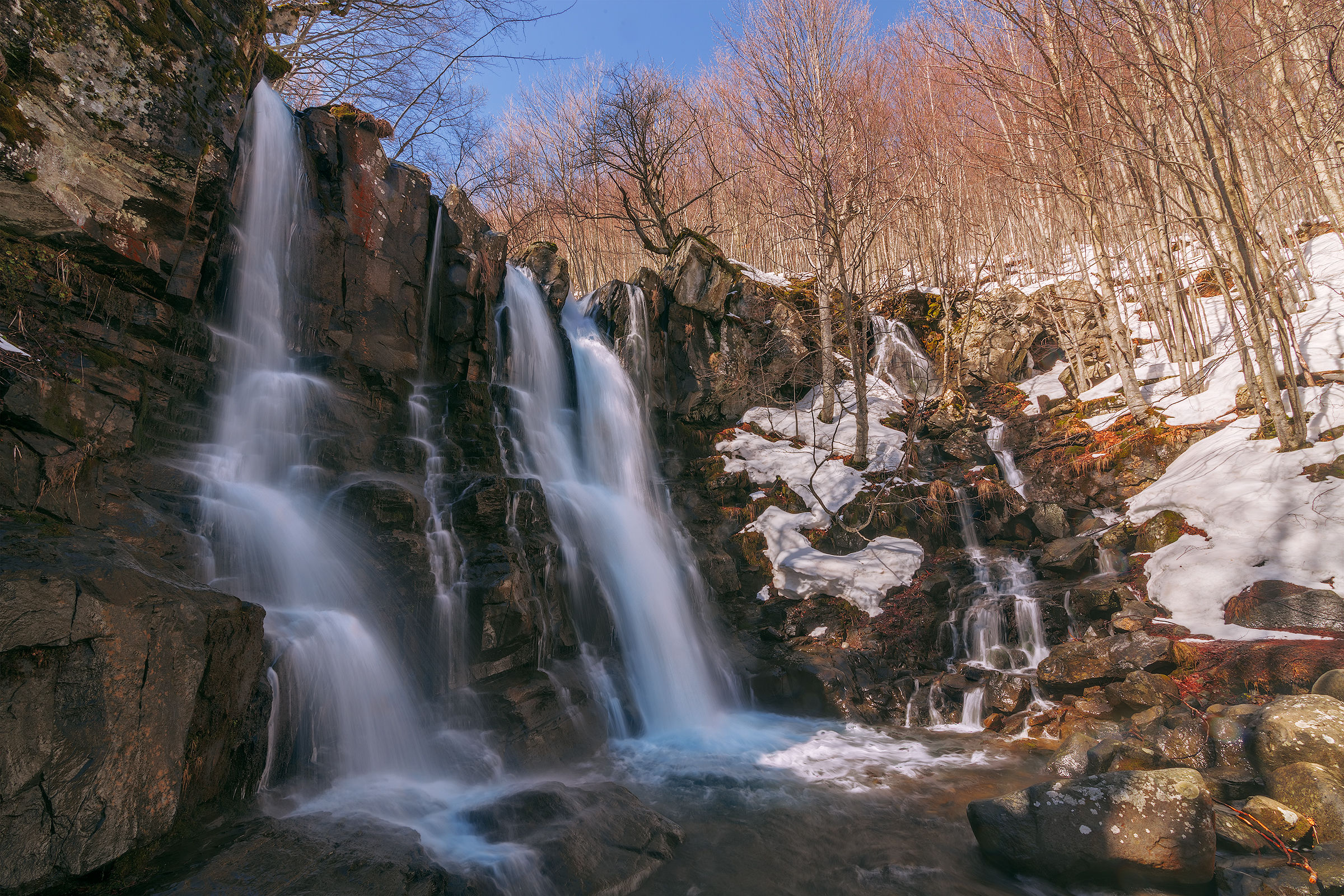 L'acqua si scioglie i capelli nelle cascate.