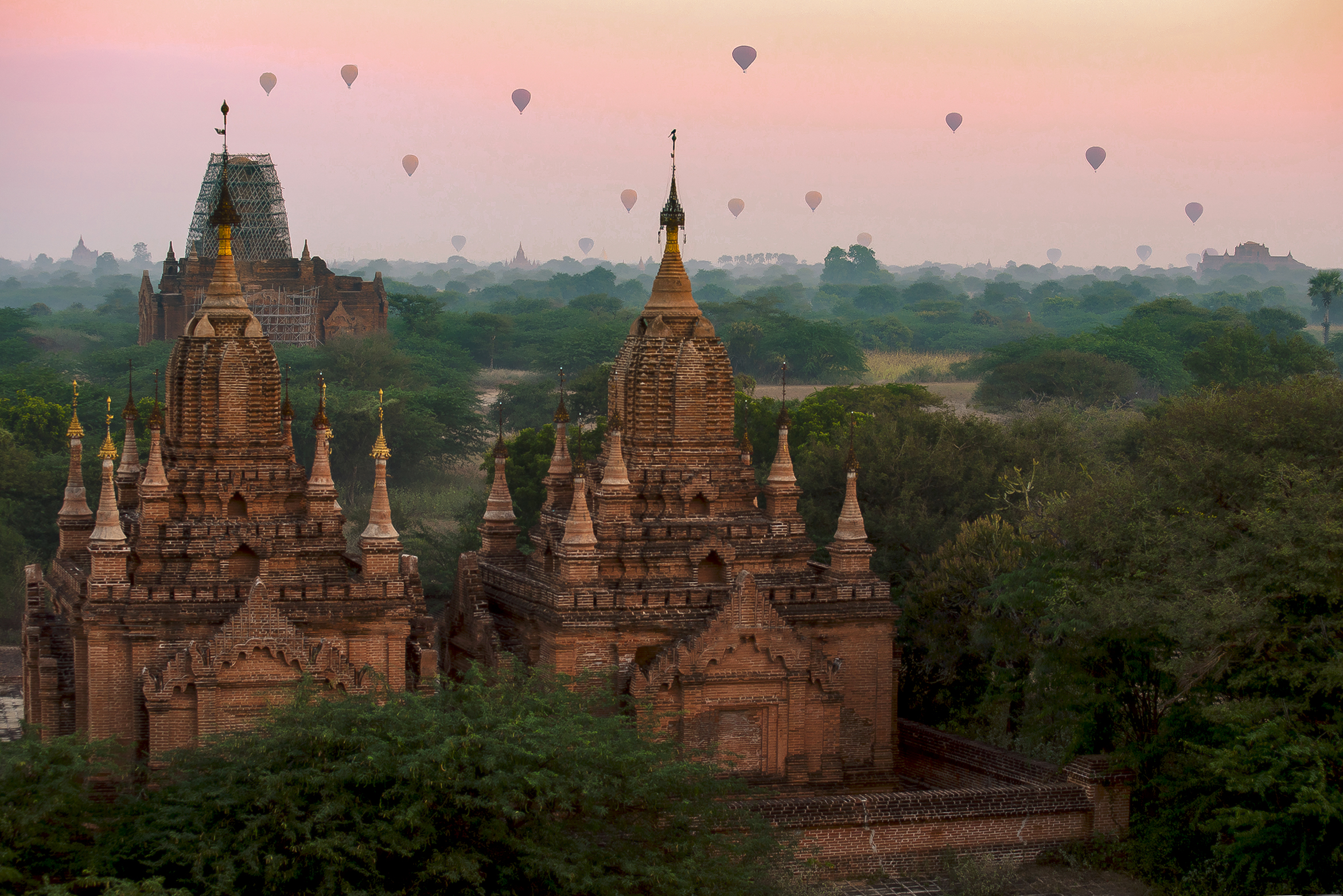 Myanmar. Mongolfiere a bagan