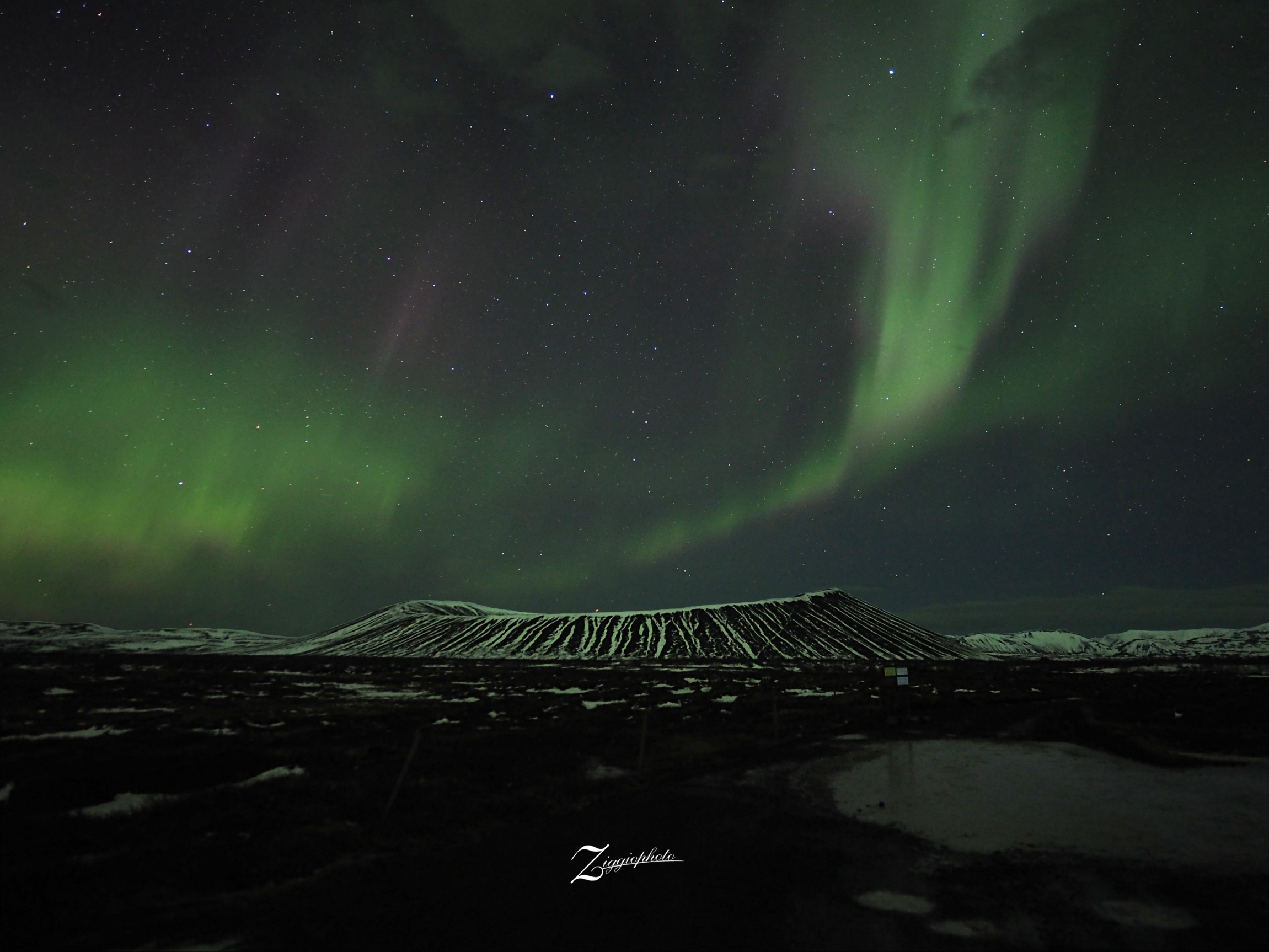 Le luci del nord sul vulcano Hverfjall