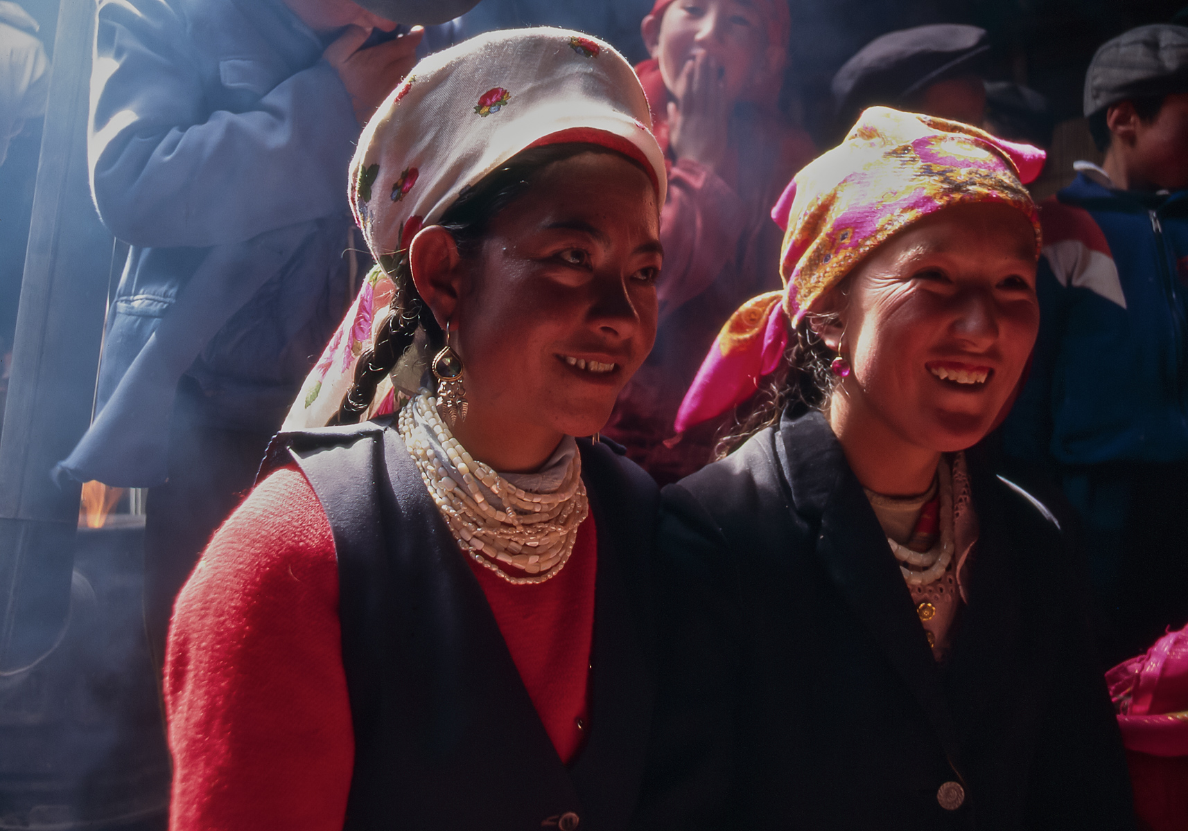 donne all'interno di una Iurta al confine con il Pamir